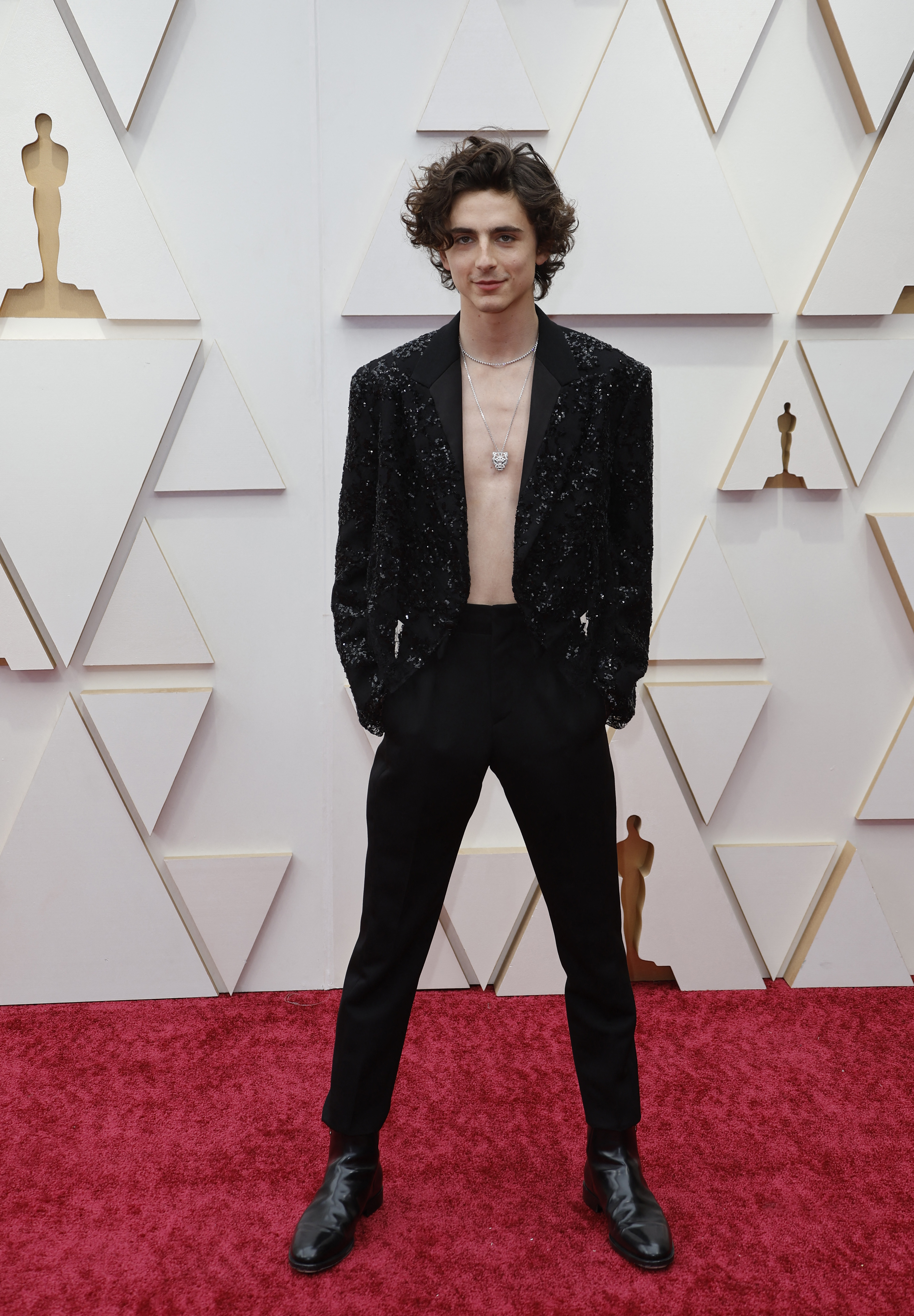 El joven actor no solo obvió la camisa, sino que optó joyería y bajo su extraordinario Louis Vuitton. “Me encanta este look", dijo Fernández (REUTERS/Eric Gaillard)