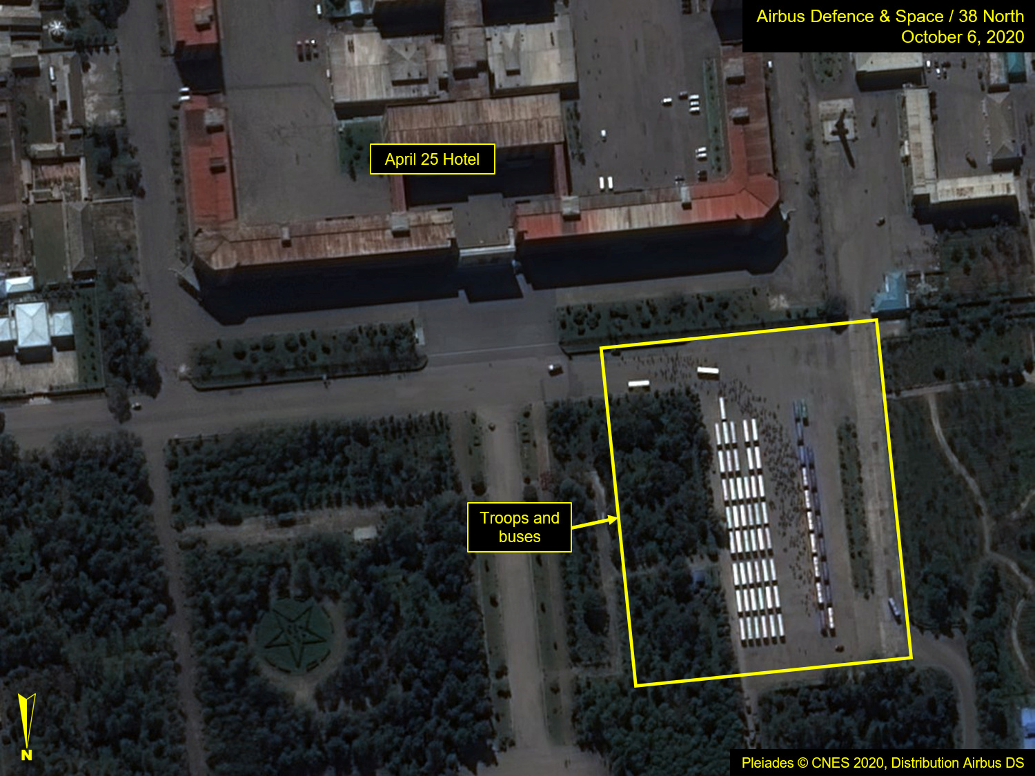 Las imágenes muestran un llamativo despliegue de vehículos y artefactos militares (Airbus Defence & Space/38 North/Pleiades © CNES 2020 via REUTERS)