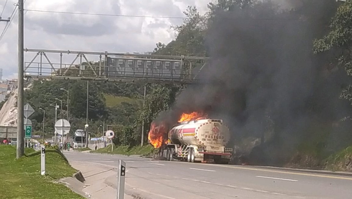 El incendio en un carro tanque fue atendido por los servicios de emergencia.  (@CoviandinaSAS)