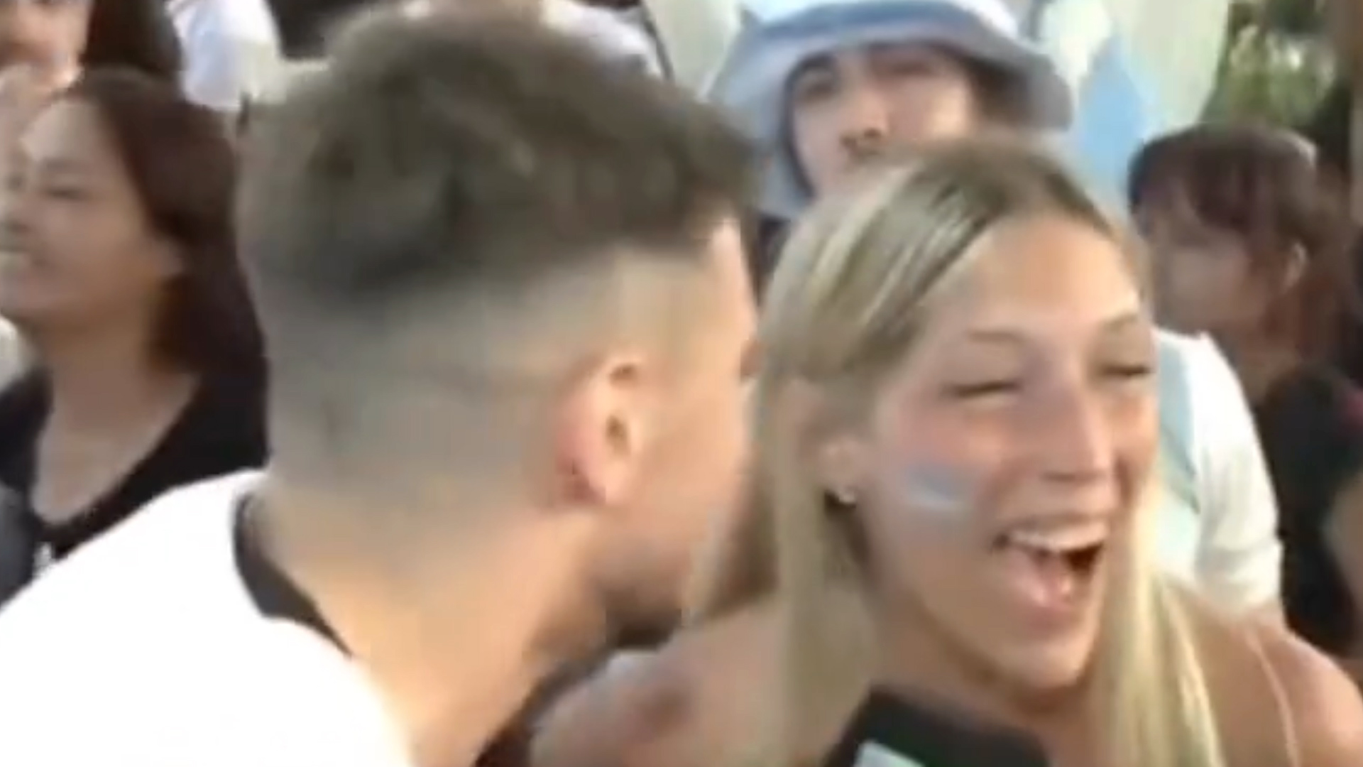La reacción de la hincha argentina tras hacerle una propuesta al notero que la entrevistó