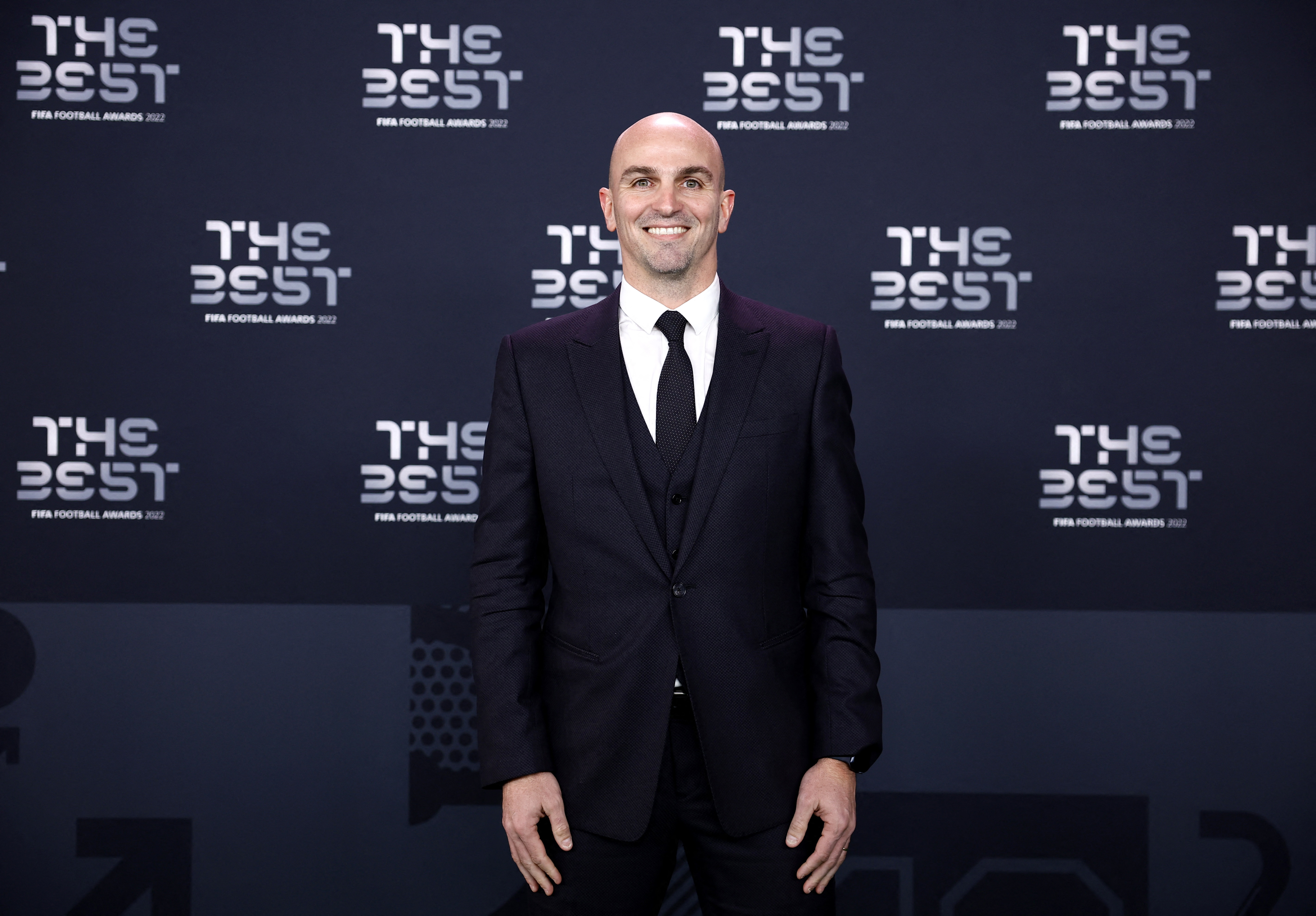 Esteban "Cuchu" Cambiasso, exjugador, vistió un traje de color negro, camisa blanca y un chaleco oscuro que completó el atuendo REUTERS/Sarah Meyssonnier