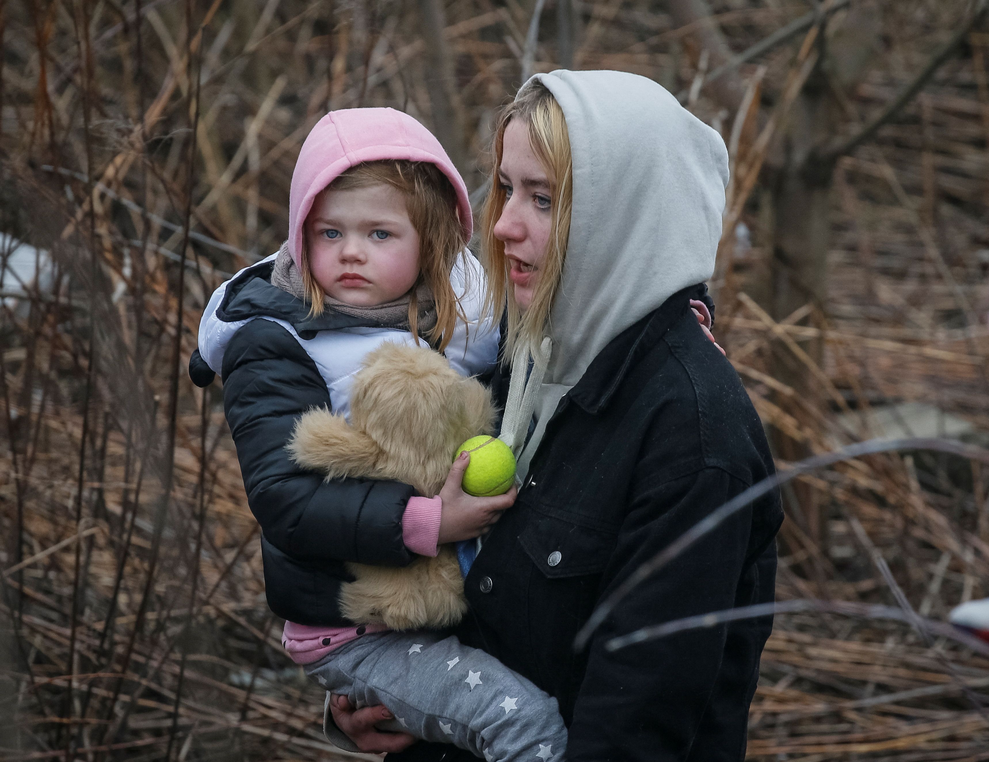 Una mujer y su hija durante una evacuación de la ciudad de Irpin, en Ucrania  (REUTERS/Gleb Garanich)