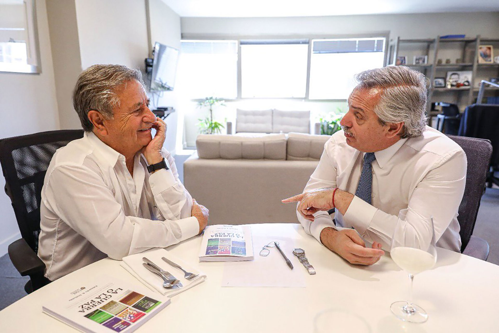Duhalde y Alberto Fernández, en una de las reuniones que mantuvieron. (@alferdez)