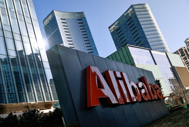 El logotipo de Alibaba Group en su oficina en Beijing, China, 5 de enero de 2021. REUTERS/Thomas Peter/Archivo