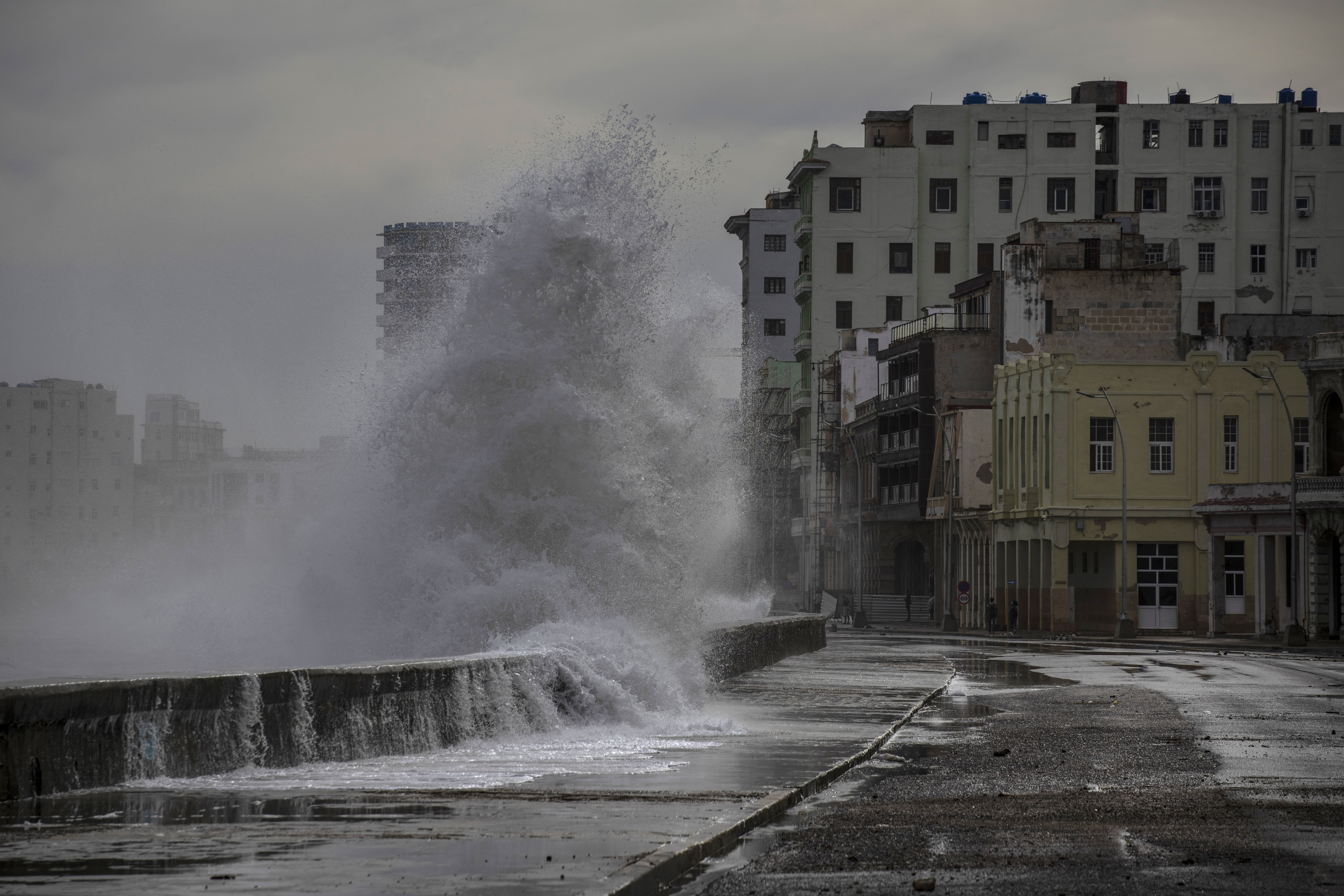 Enormes olas rompen contra un malecón tras el paso del huracán Ian en La Habana. 