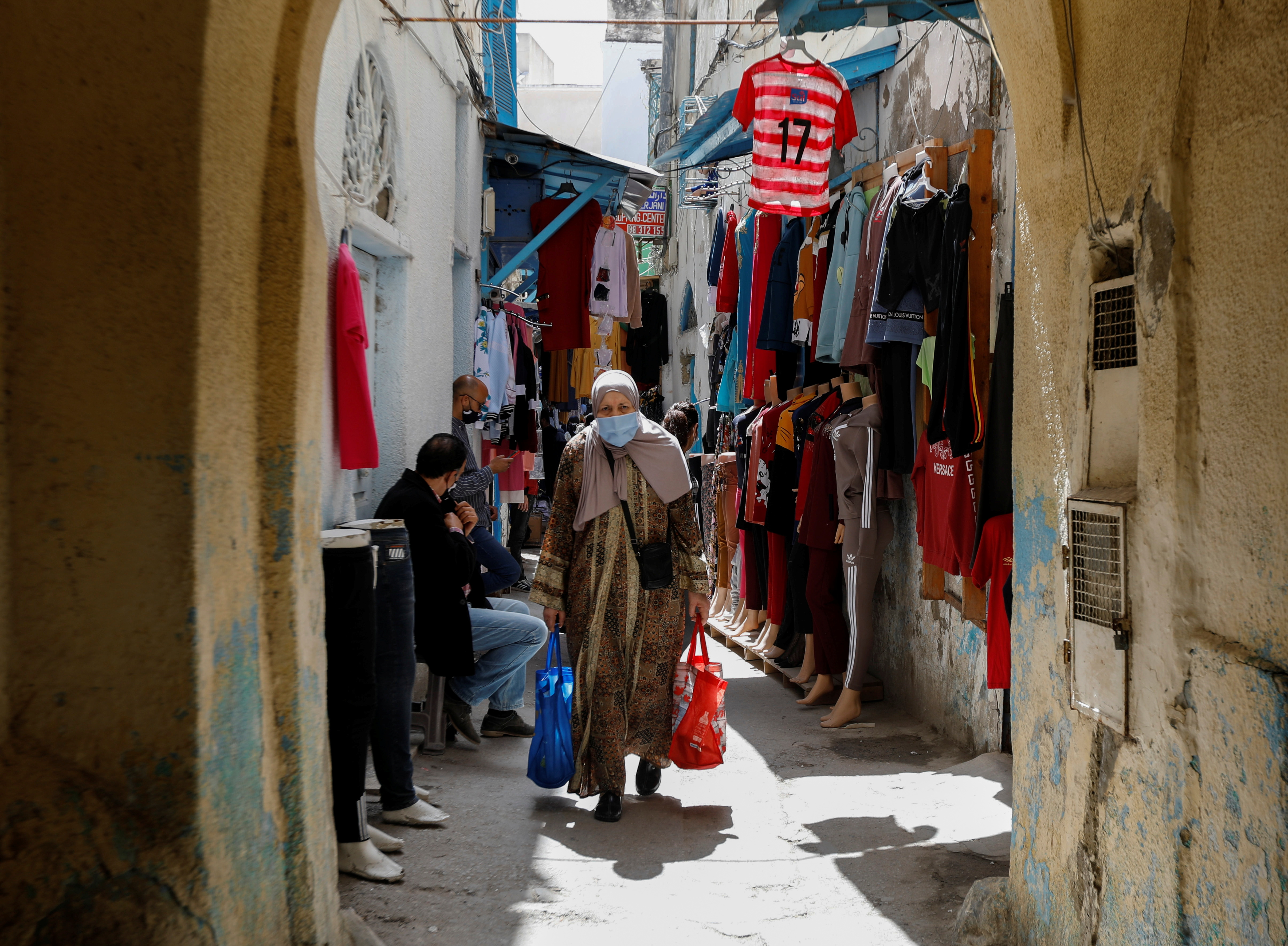Una mujer con una máscara protectora camina por la Medina, en el casco antiguo de Túnez, el 29 de abril de 2021 (REUTERS/Zoubeir Souissi)