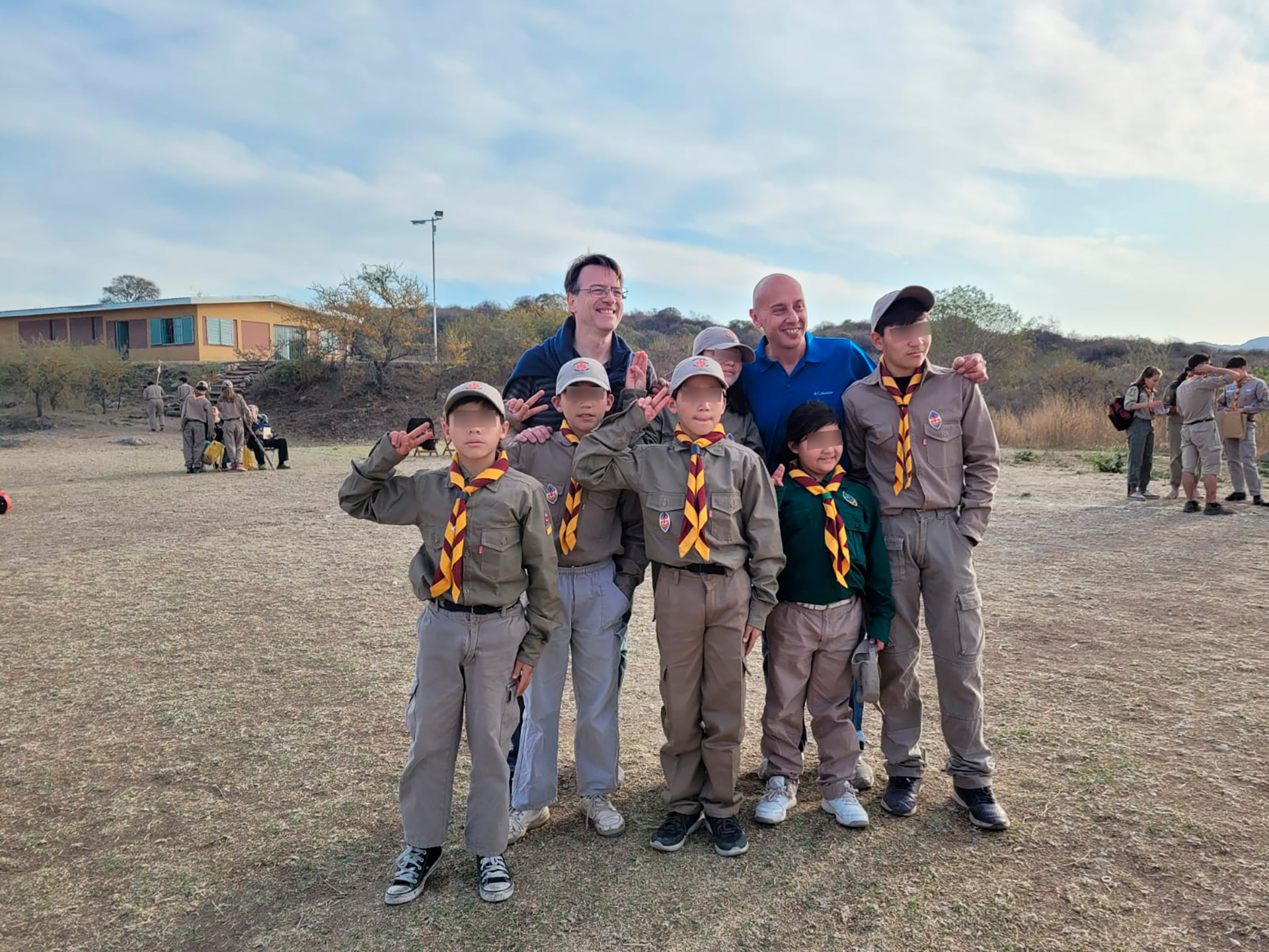 Todos los chicos hacen actividades extra escolares y todos juntos van a un grupo de Scouts
