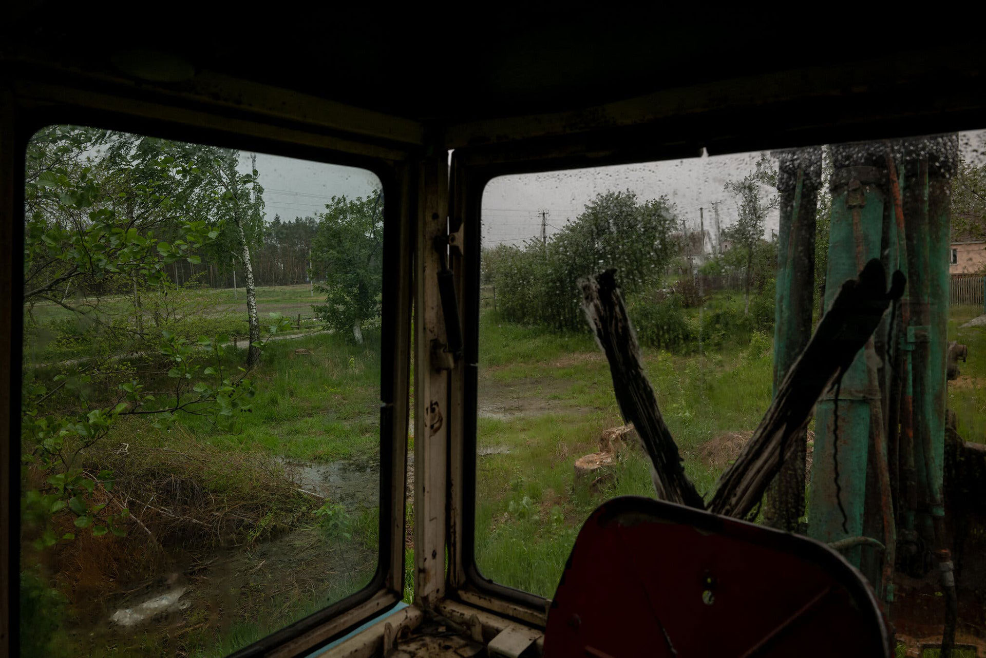 Una excavadora utilizada por las fuerzas rusas para hacer trincheras, en un pequeño pueblo cerca de Borodianka. Una “V” está pintada en la ventana trasera, una letra que se ha convertido en un símbolo de la invasión rusa de Ucrania (Nicole Tung para The New York Times)