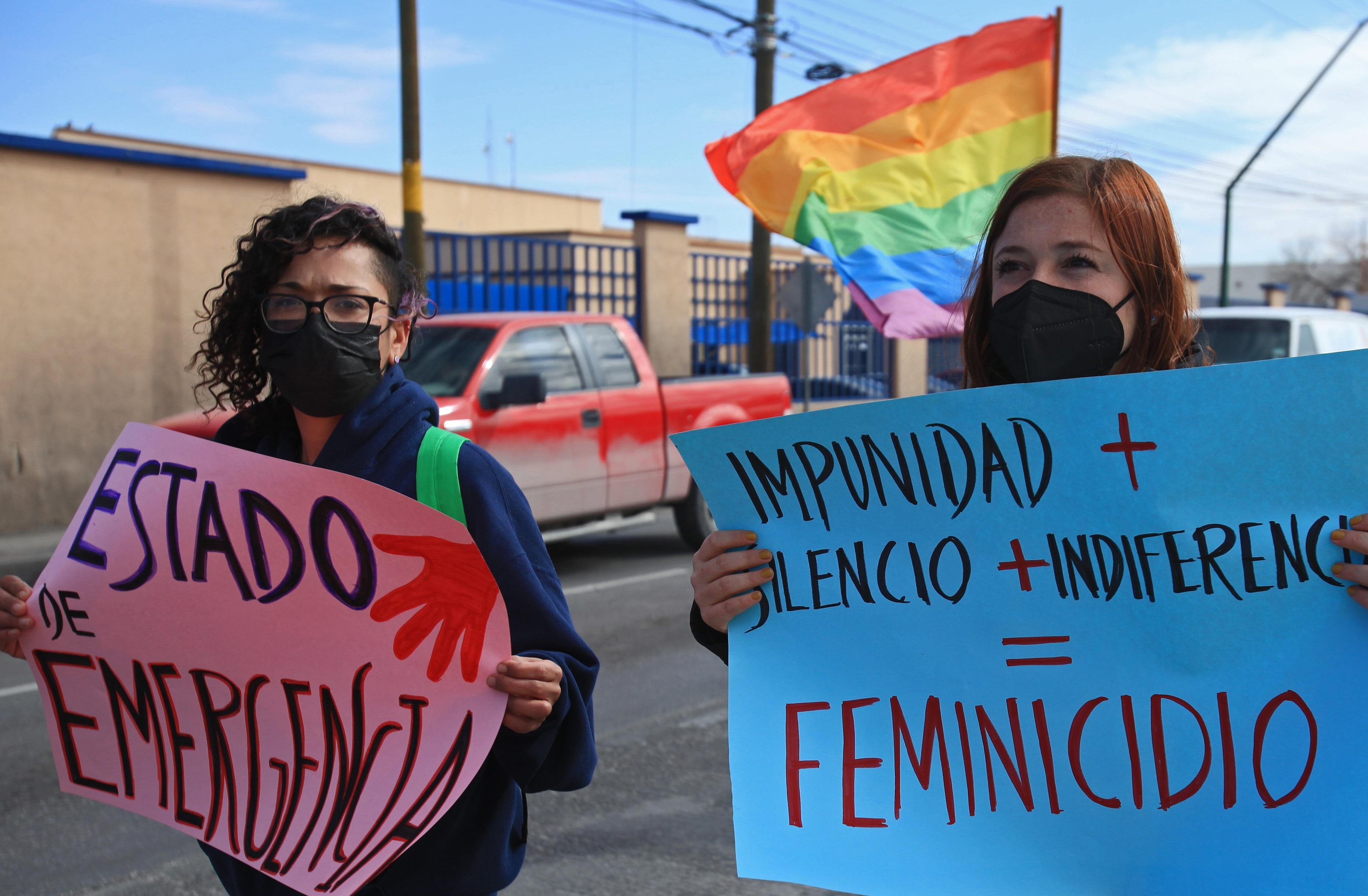 Este jueves ondearon banderas de la comunidad LGBT y mujeres vestidas de negro y con sombreros rosas se unieron a la exigencia de justicia por este hecho violento. (Foto: EFE)