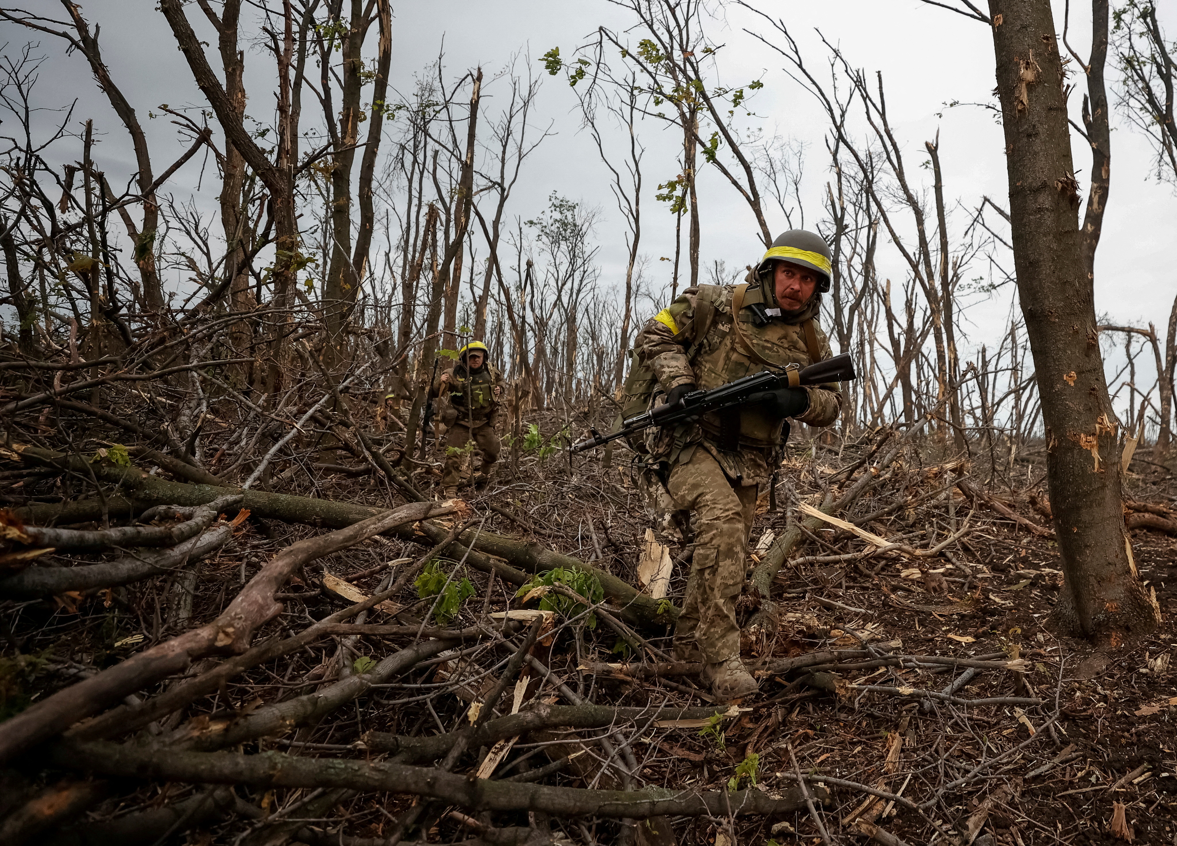 Un soldado ucraniano revisa posiciones rusas después de una batalla cerca de Bakhmut, Donetsk (Radio Free Europe/Radio Liberty/Serhii Nuzhnenko via REUTERS/Archivo)