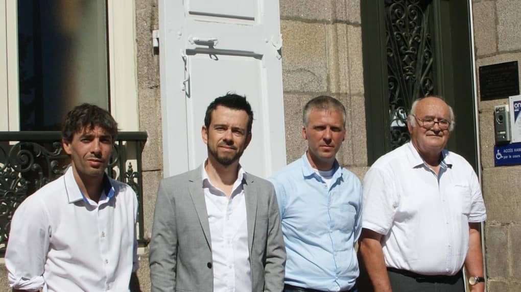 Matthieu Faucher (2° desde la izquierda) junto a colegas de la escuela de Malicornay