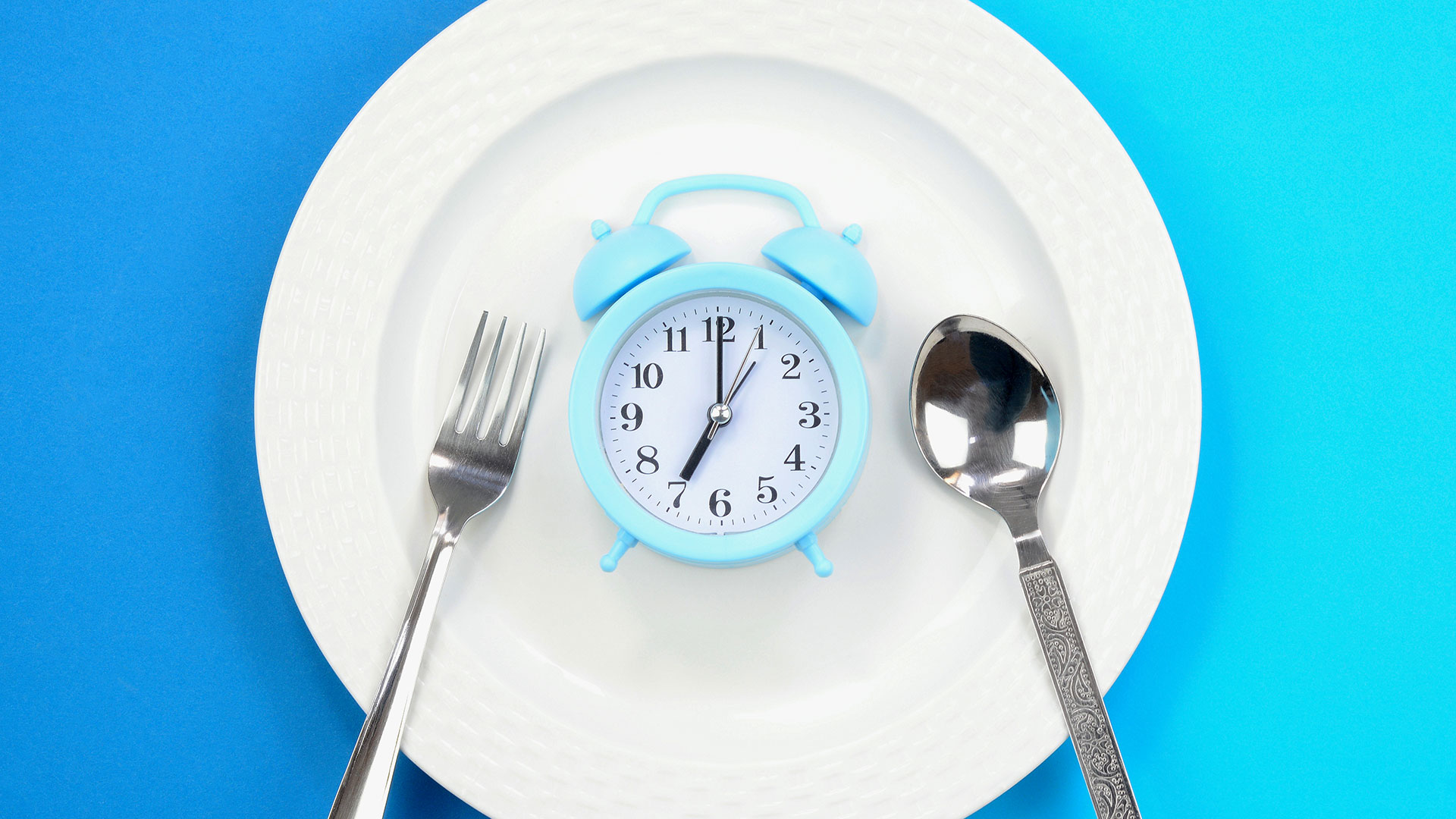 Algunas personas, como saben que pasarán horas sin comer, hacen ingestas mucho mayores para "compensar" /(Getty Images)