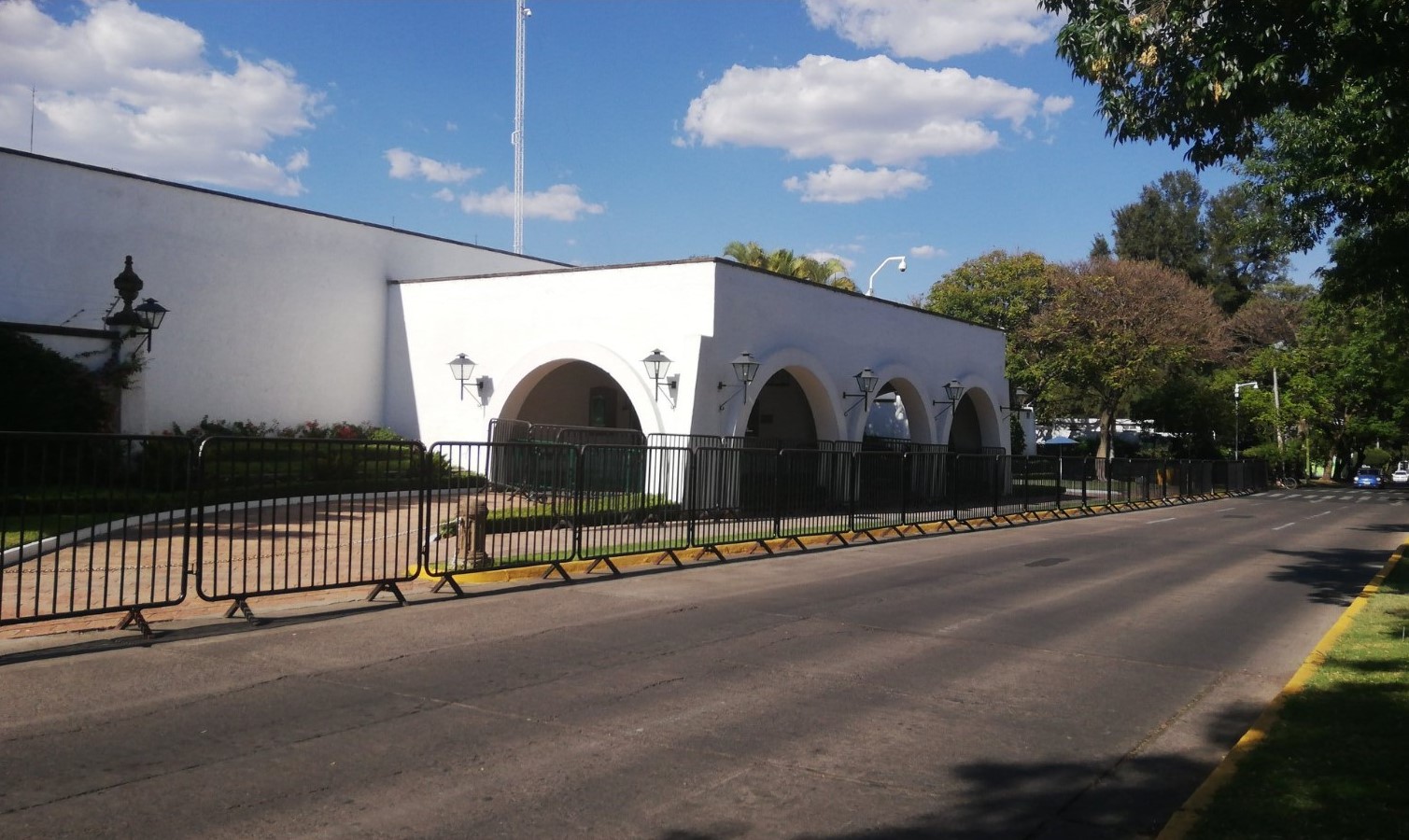 Policías antidisturbios arribaron a Casa Jalisco, lugar de residencia del gobernador Enrique Alfaro, para proteger al inmueble de las protestas (Foto: Twitter@HectorXkamylla)