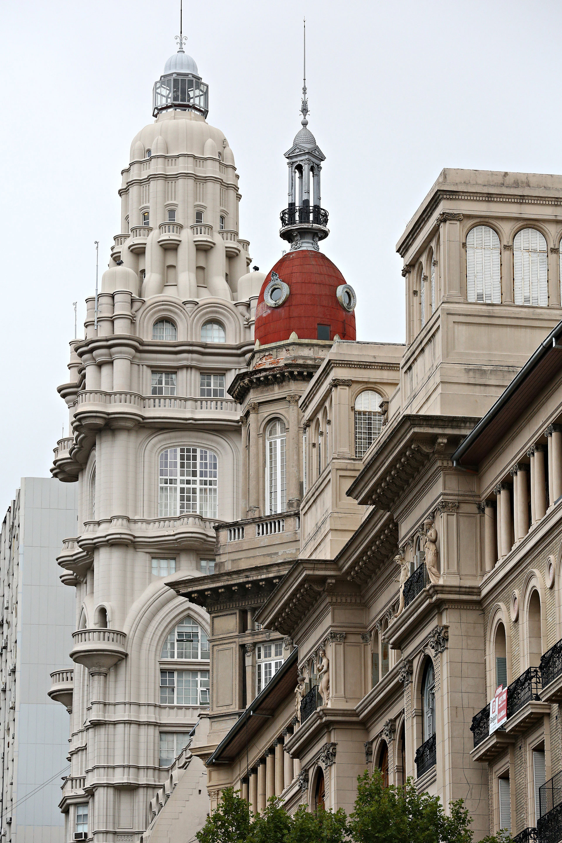 En la otra esquina del edificio conocido como La Inmobiliaria hay otra cúpula gemela y detrás se observa otro inmueble emblemático: el Palacio Barolo