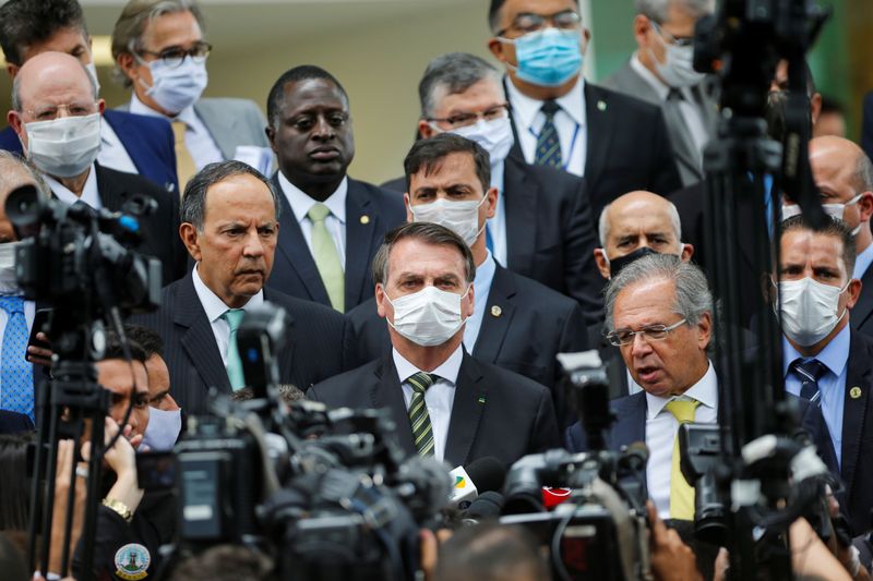 Imagen de archivo del presidente de Brasil, Jair Bolsonaro, usando una mascarilla mientras habla con periodistas luego de una reunión con el presidente del Supremo Tribunal Federal, en medio de la pandemia de COVID-19, el 7 de mayo de 2020. REUTERS/Adriano Machado/Archivo