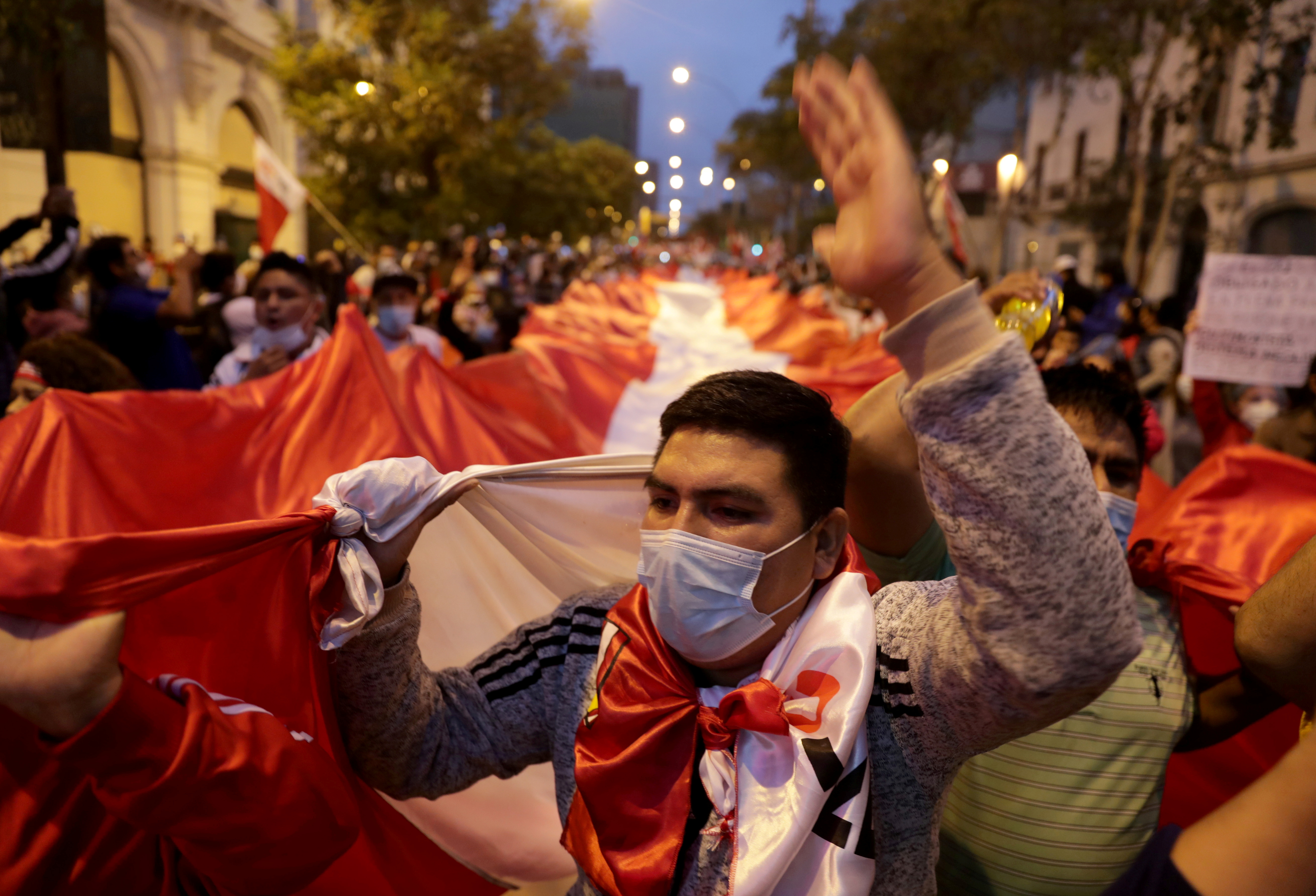 Bandera gigante desplegada en la marcha a favor de Pedro Castillo