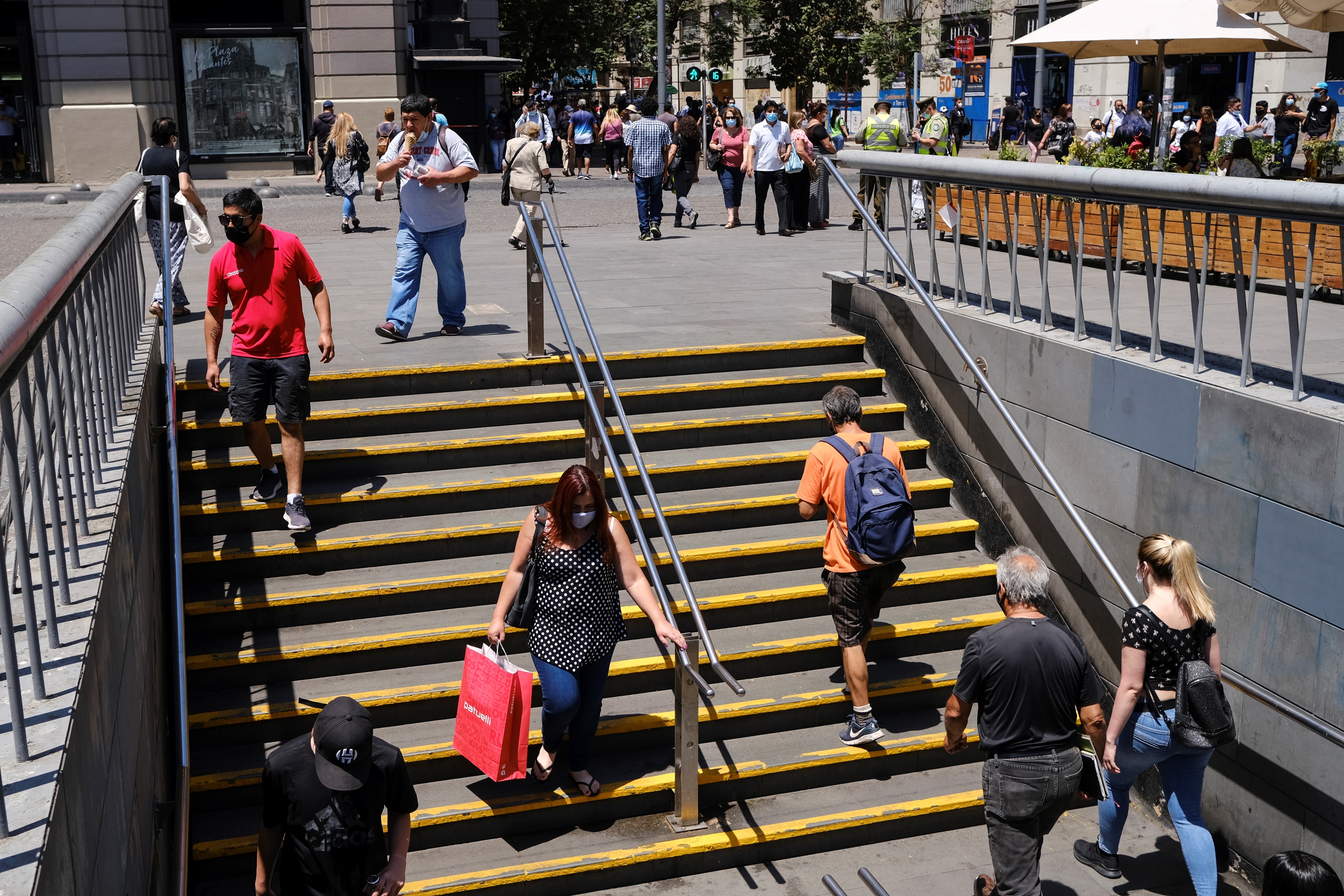 Un grupo de personas es visto, el 30 de noviembre del 2020, mientras acceden al metro en Santiago (Chile). EFE/Alberto Valdés/Archivo