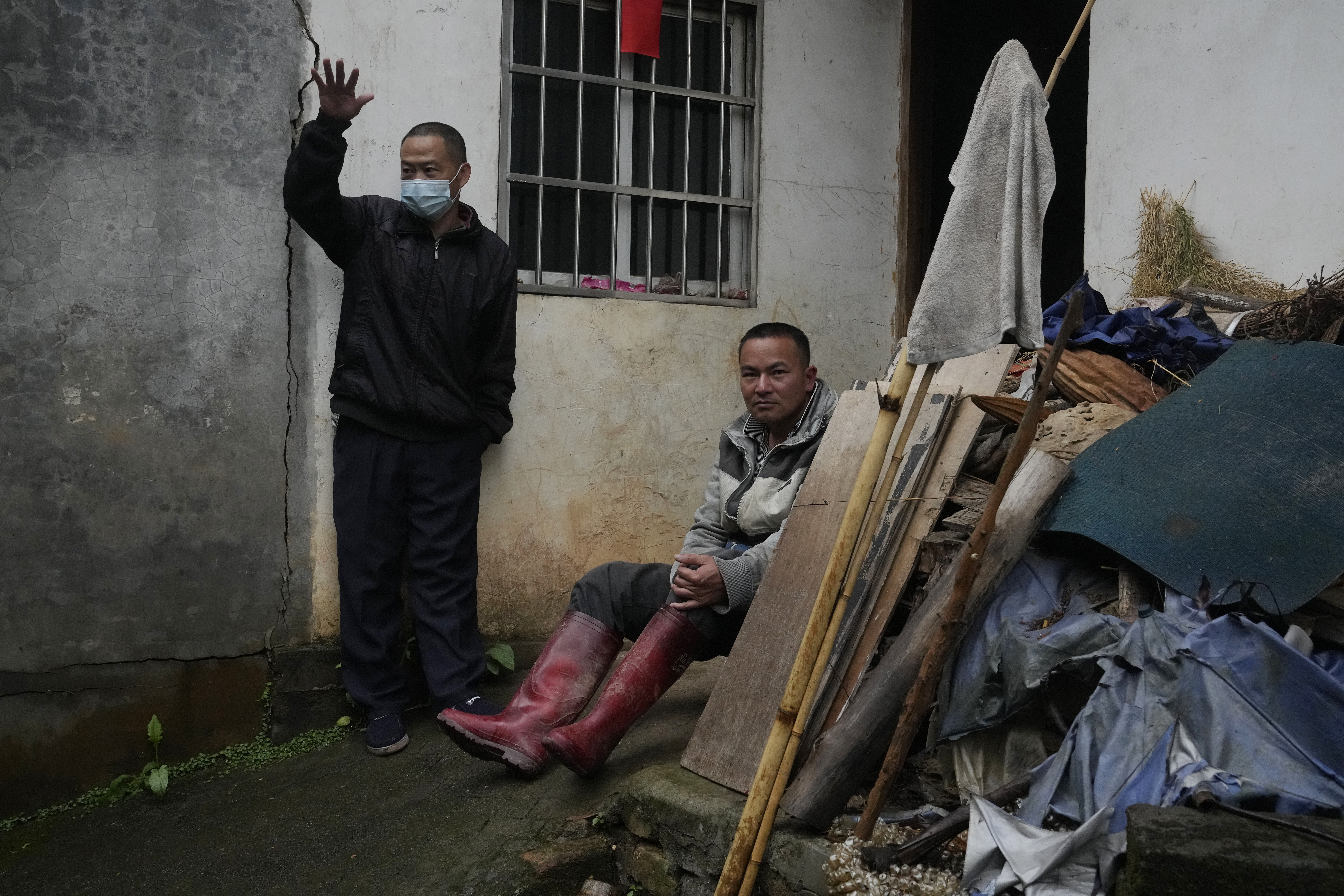 Un aldeano recuerda cuando el vuelo de China Eastern se estrelló cerca el jueves. (Foto AP/Ng Han Guan)