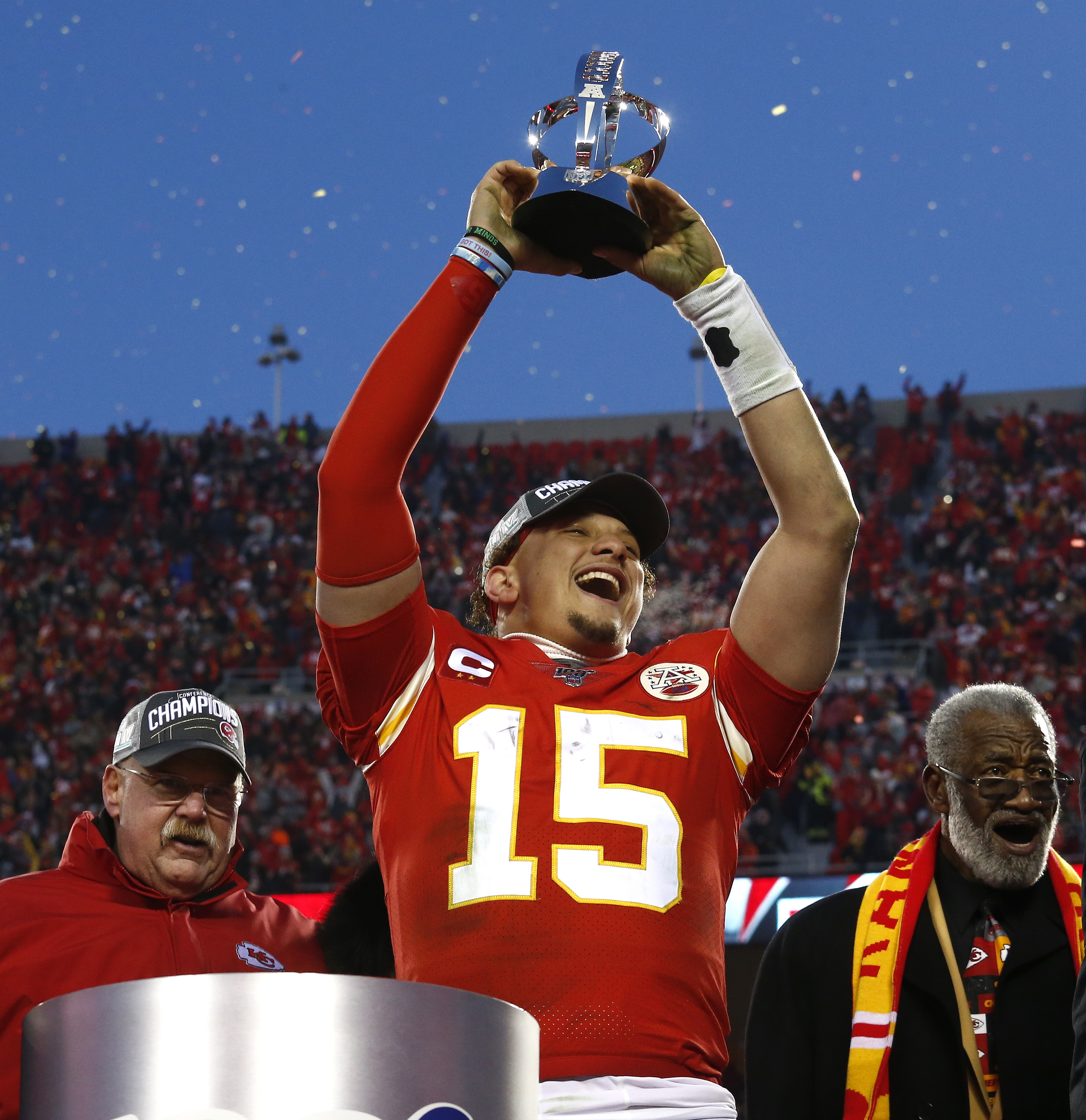 Mahomes y su prometida dan a conocer que serán padres de un bebé - Infobae