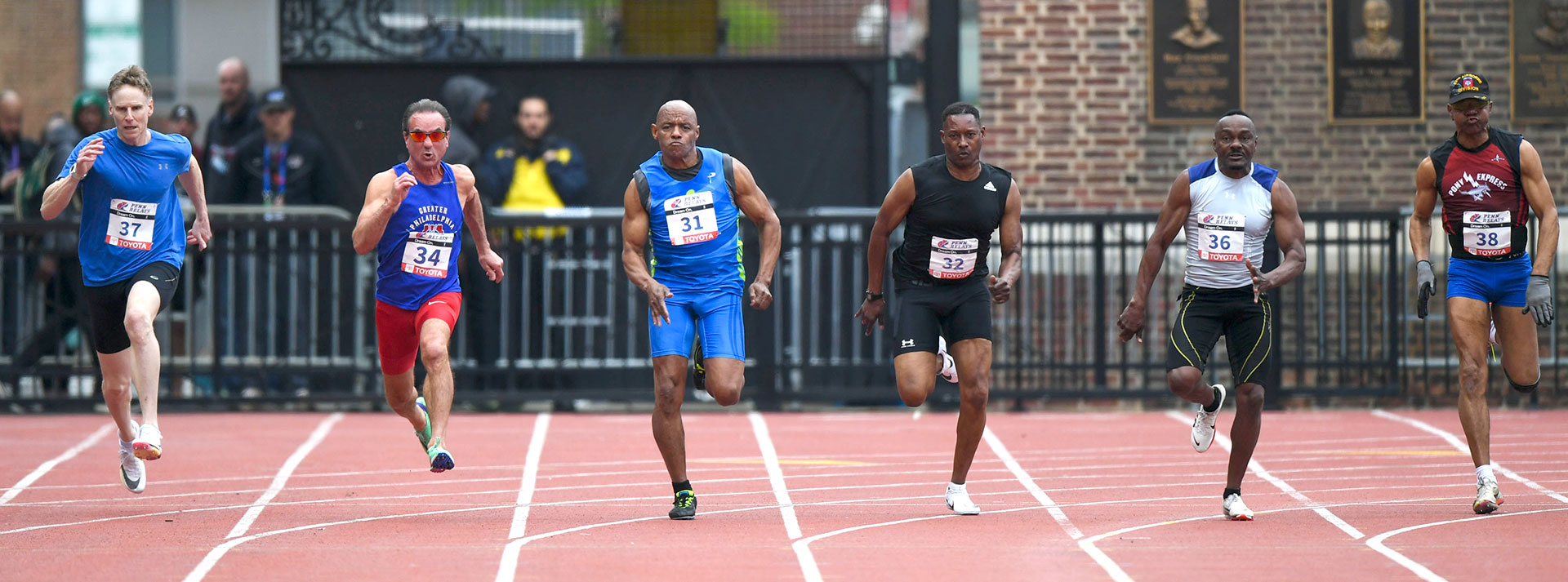 Los competidores salen desde la línea de salida en la carrera de 100 metros lisos para hombres mayores de 60 años (Jonathan Newton/Washington Post)