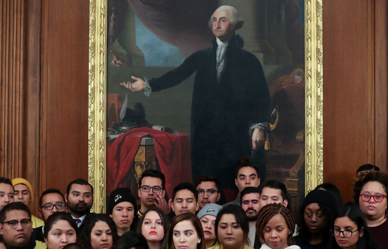 Imagen de archivo de beneficiarios del programa DACA, los llamados "Dreamers", durante una conferencia de prensa en el Capitolio en Washington, EEUU. 12 noviembre 2019. REUTERS/Jonathan Ernst