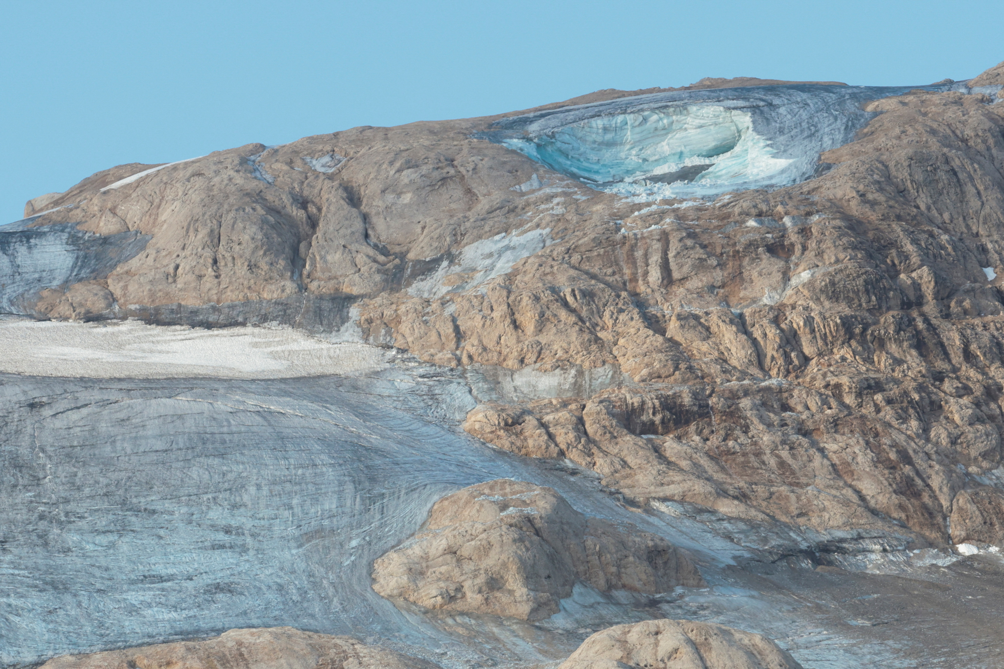 El glaciar se derrumbó cerca de la localidad de Punta Rocca, en el trayecto habitual para llegar a su cumbre. Técnicamente se trata de un serac, es decir, un enorme bloque que tal vez estuvo allí durante siglos y que terminó en el valle desmoronándose en una carrera sin obstáculos. (REUTERS/Borut Zivulovic)