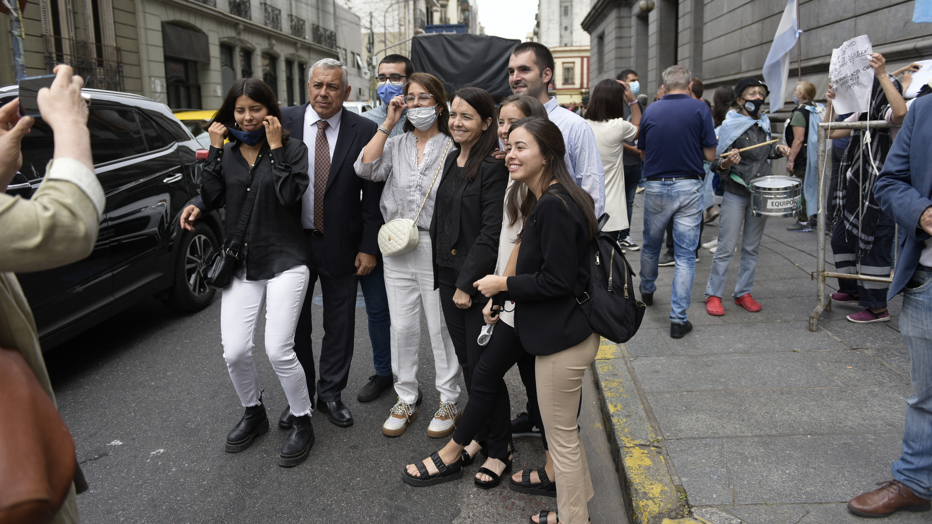 Lucía Corpacci posa para una foto junto a su familia en el ingreso al Congreso