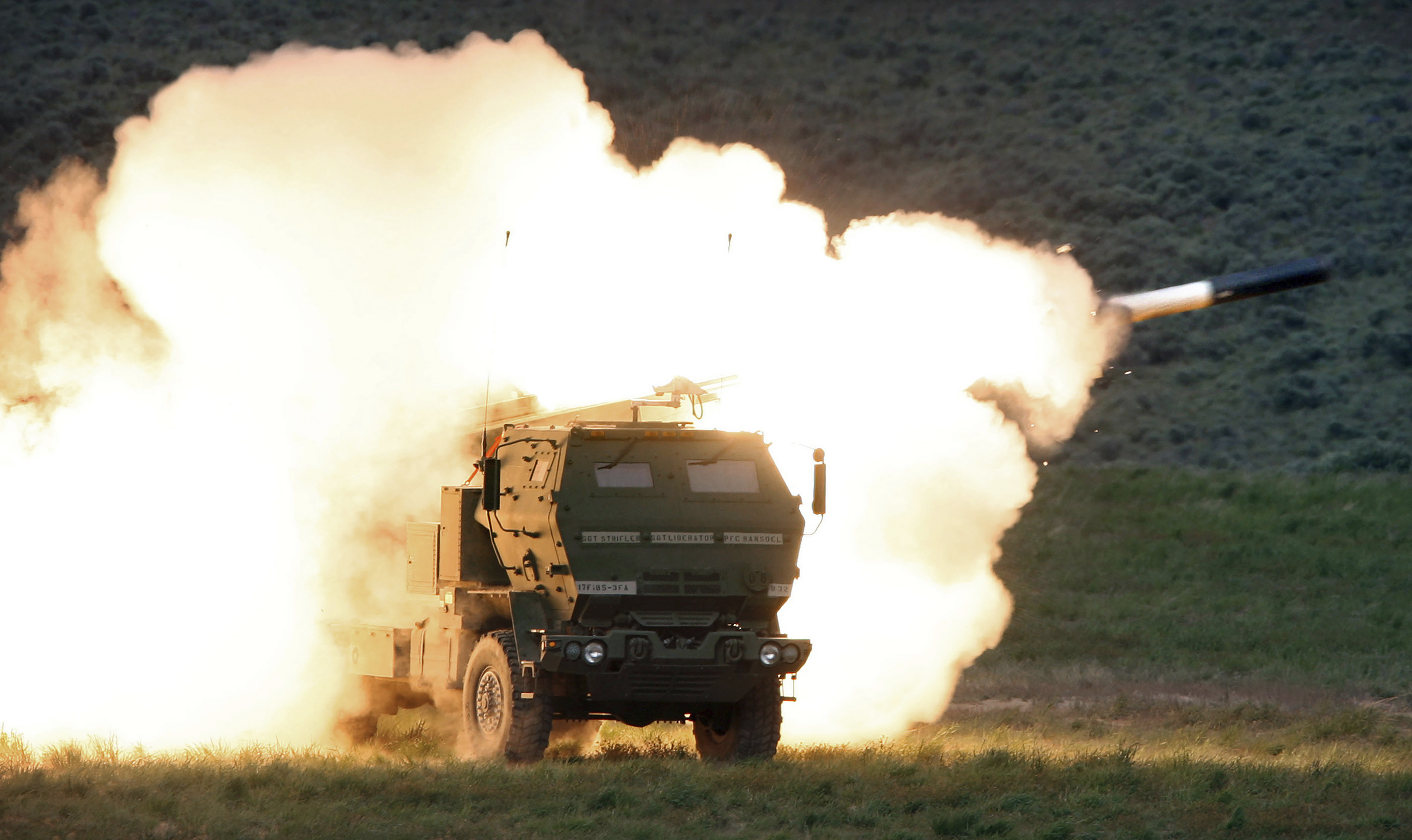 Un camión de lanzamiento dispara el Sistema de Cohetes de Artillería de Alta Movilidad (HIMARS)  (Tony Overman/AP)