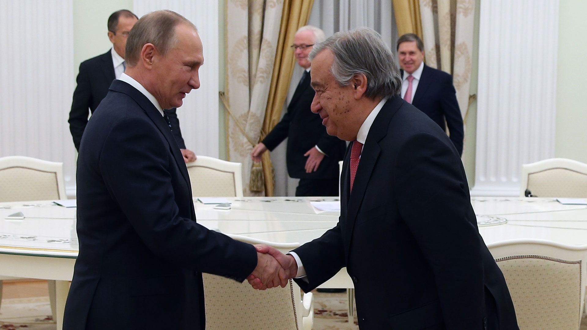 Vladimir Putin y Antonio Guterres en una fotografía de archivo (AFP)