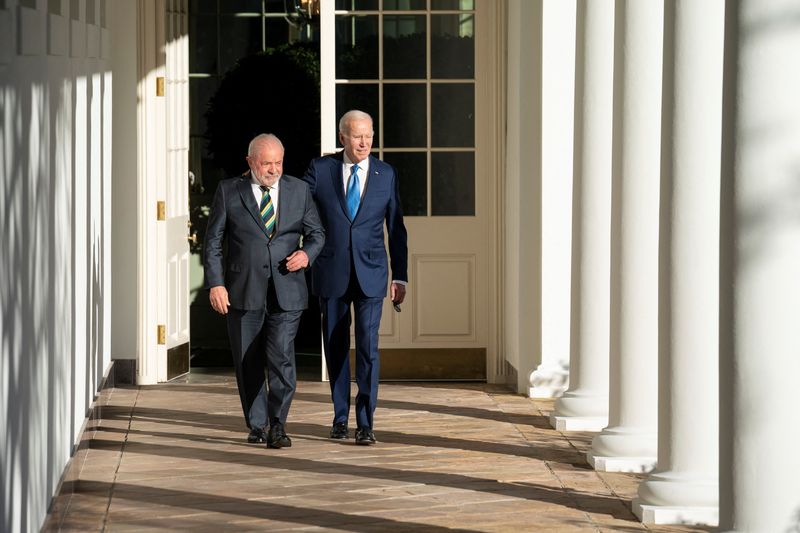 El Presidente de Brasil Luiz Inácio Lula da Silva y el Presidente Joe Biden caminan en la Casa Blanca (Sarah Silbiger/Pool via REUTERS)