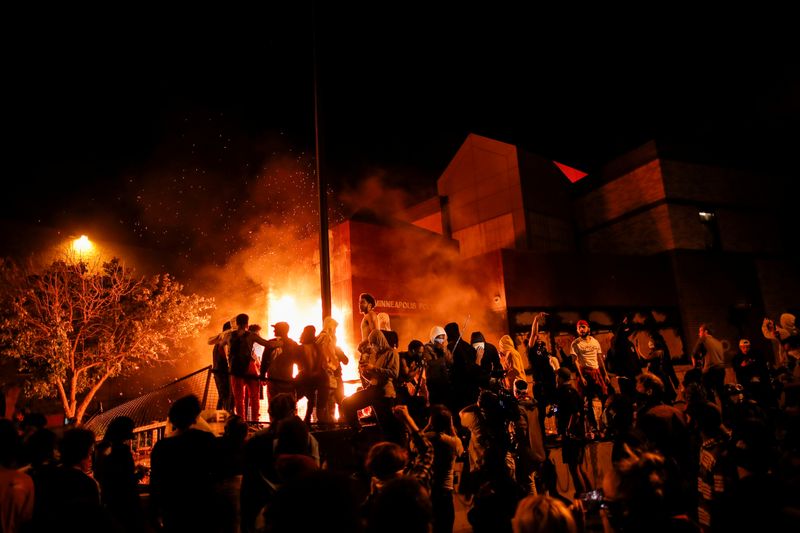 Manifestantes después de incendiar la entrada de una comisaría de policía en Minneapolis, Minnesota, EEUU, el 28 de mayo de 2020 (Reuters/ Carlos Barria)