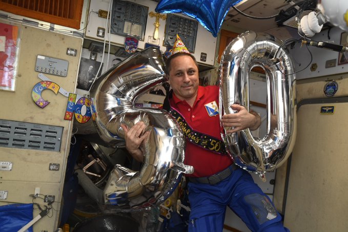 El cosmonauta Anton Shkaplerov festejó en febrero su cumpleaños número 50 (Twitter)