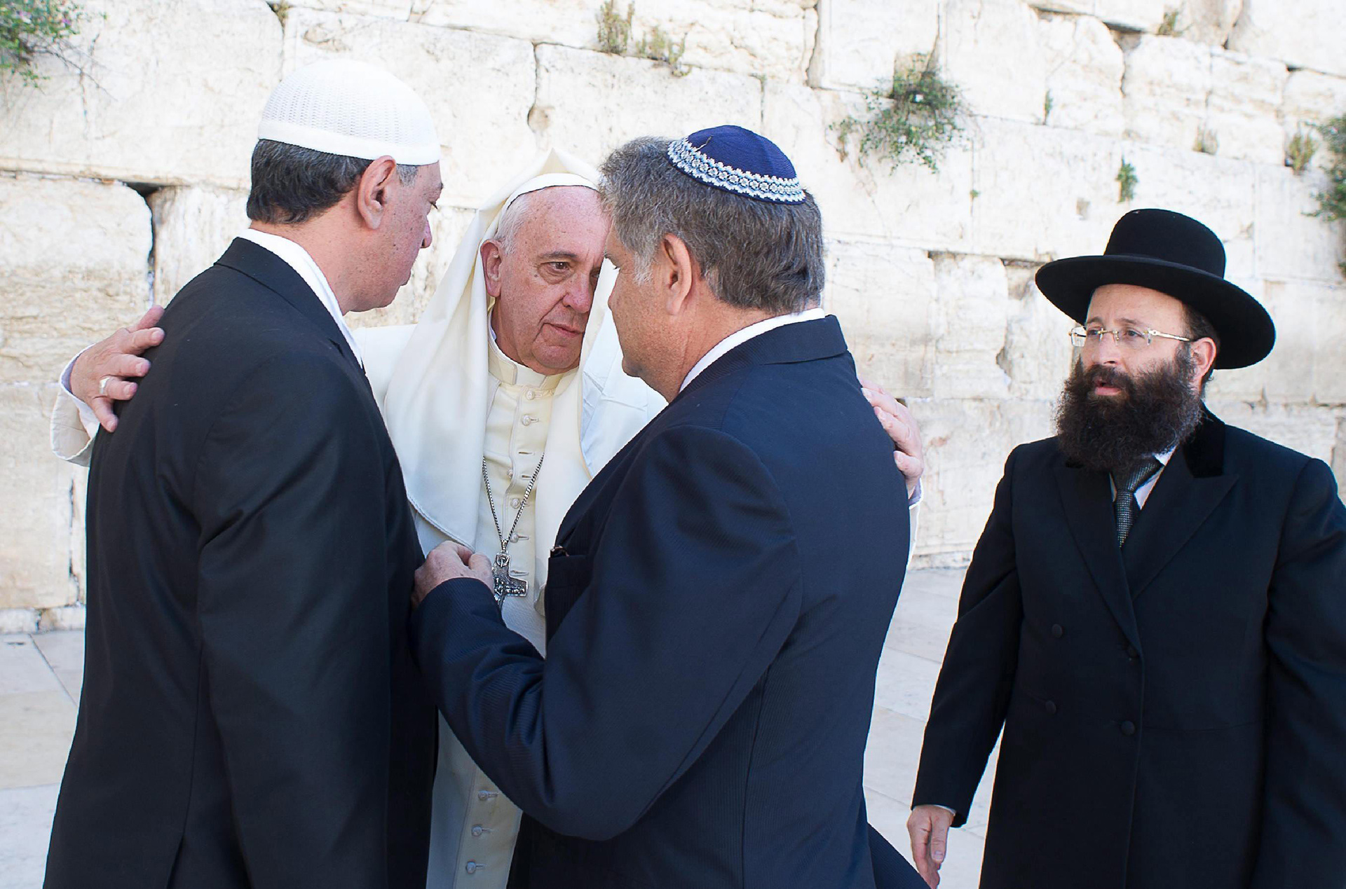 El Papa Francisco abraza al rabino Abraham Skorka y al líder musulmán Omar Abboud en Jerusalén el 26 de mayo de 2014  (EFE/Osservatore Romano)