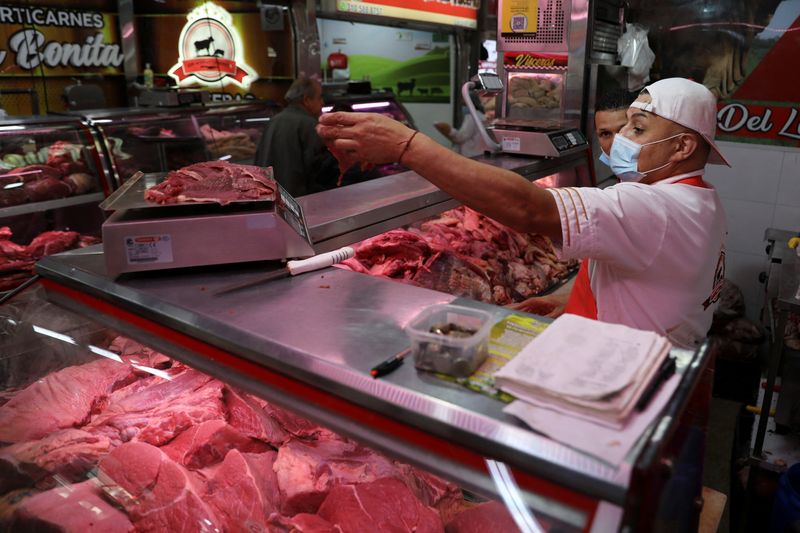 La inflación en Colombia disminuiría para 2023, proyecta Fedesarrollo. REUTERS/Luisa González