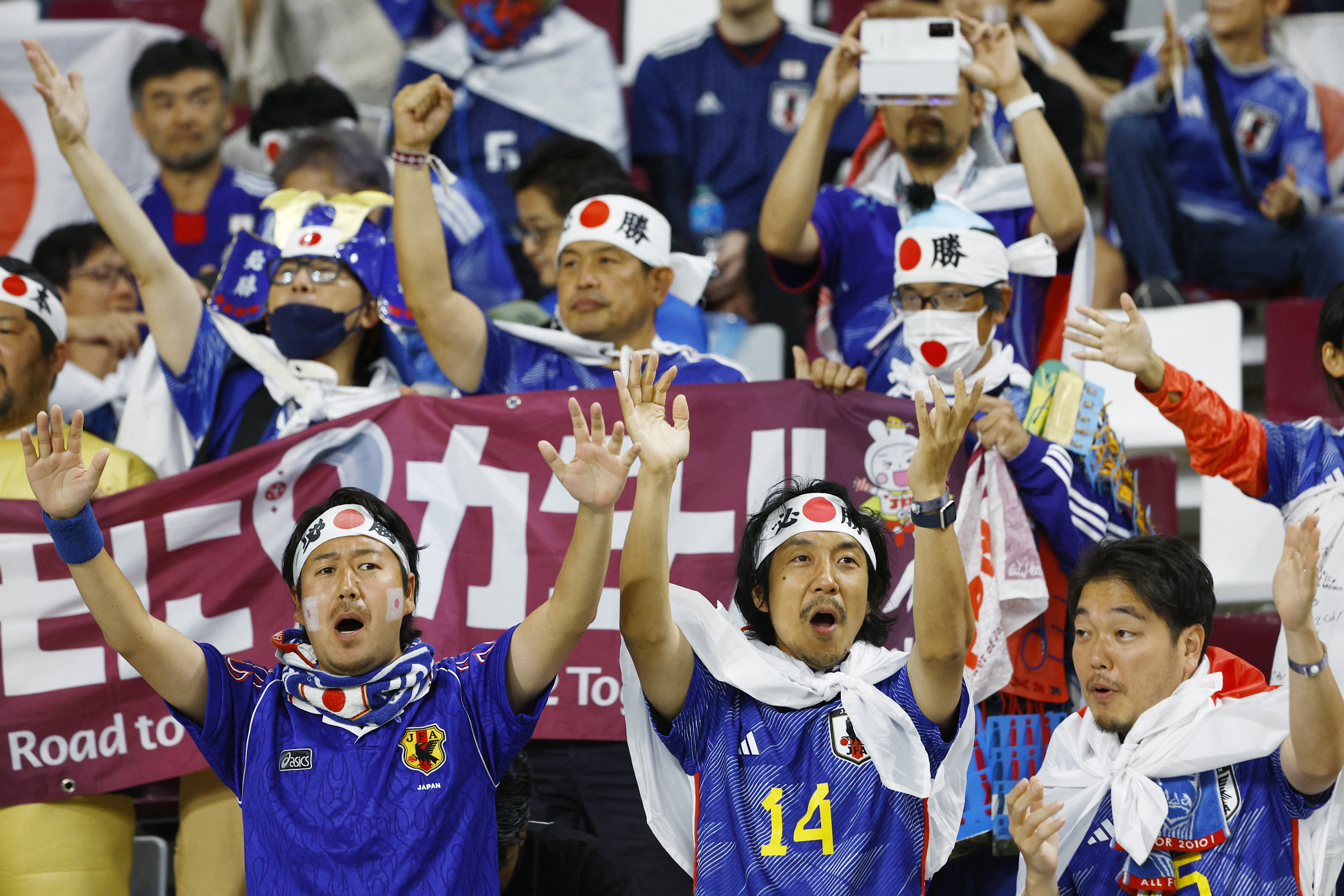 Los aficionados japoneses alientan a su seleccionado en el estadio Internacional Khalifa, en Qatar (REUTERS/Susana Vera)