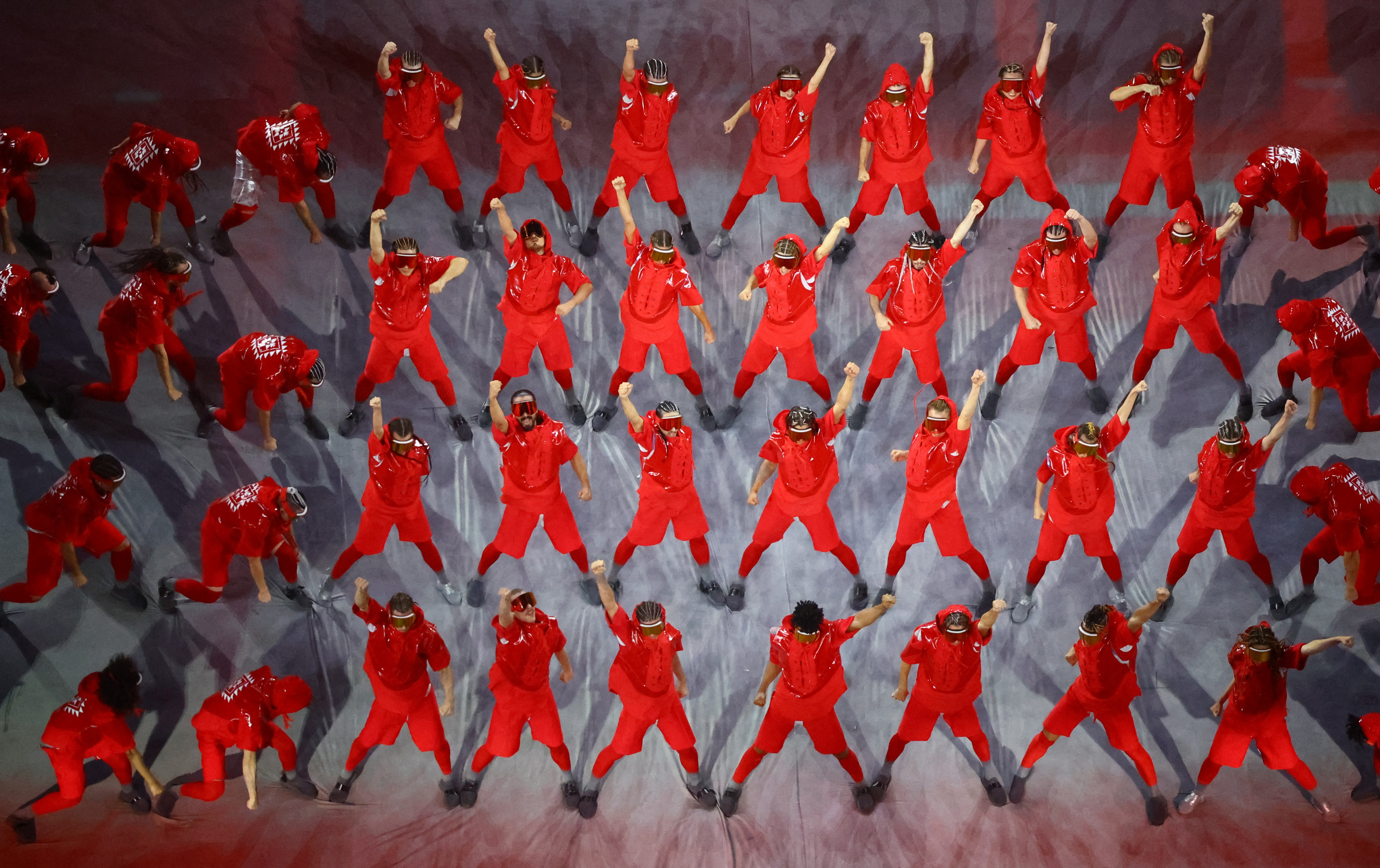 Las diferentes canciones de las Copas del Mundo, con las referencias también con mascotas y logos de los certámenes, contó con artistas en escena vestidos de rojo (REUTERS/Fabrizio Bensch)