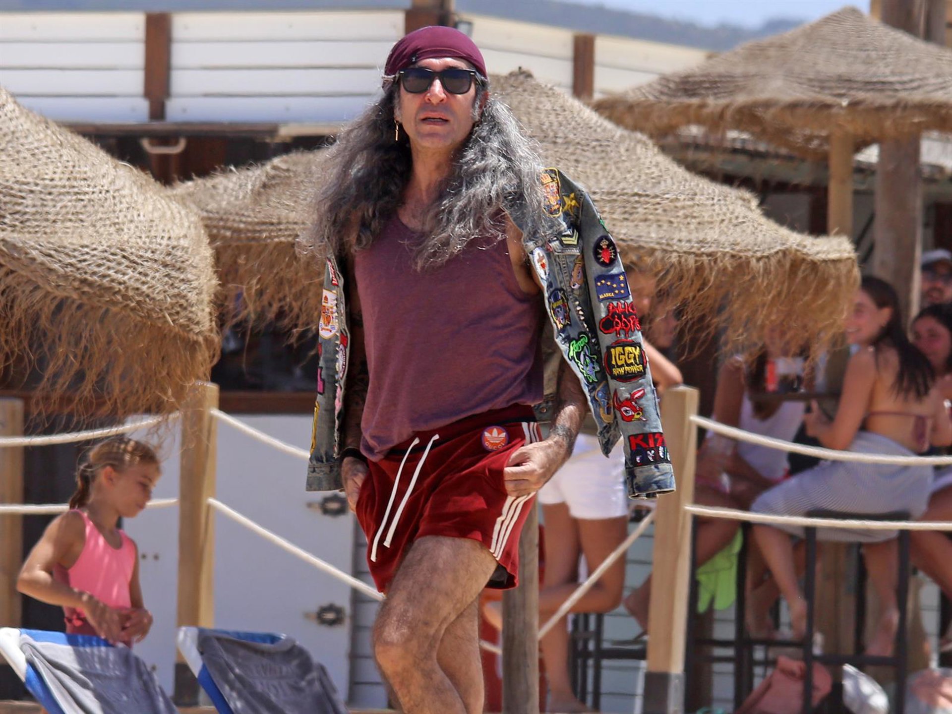 Mario Vaquerizo acapara todas las miradas durante sus vacaciones en Cádiz  con su particular look playero - Infobae