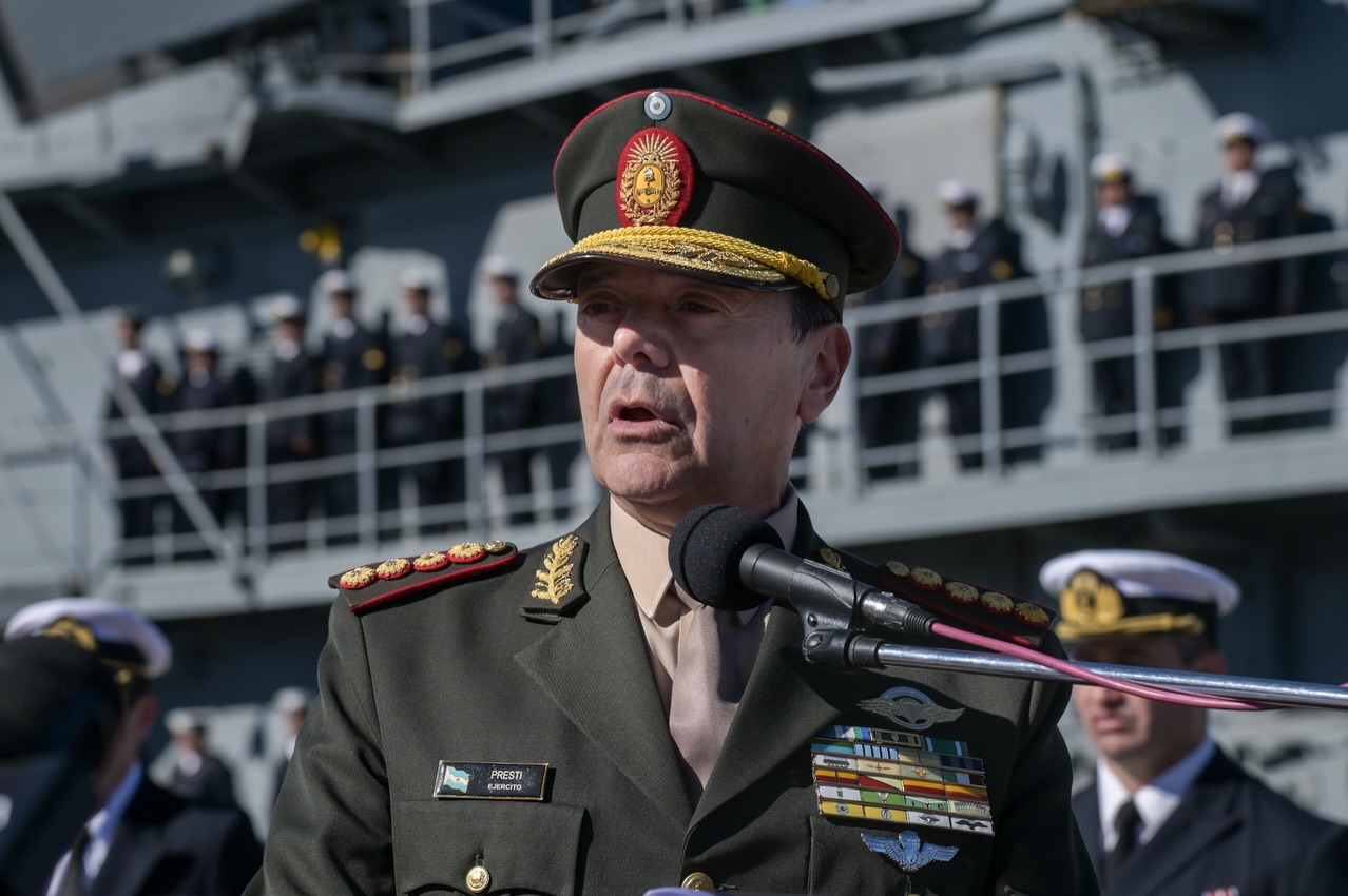 Armas, drones y municiones: un ministro de Lula viaja a la Argentina a ofrecerle material militar al Gobierno