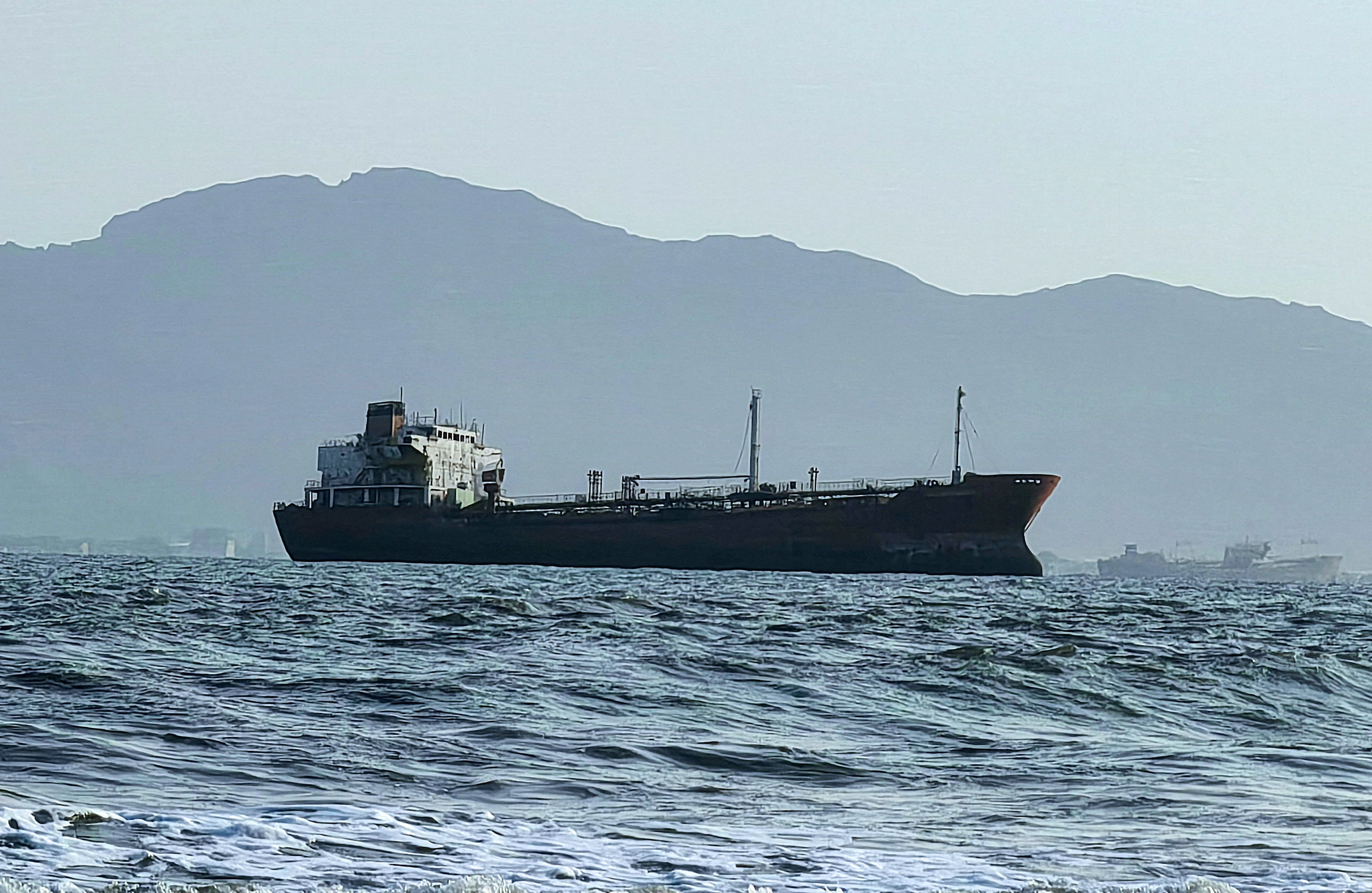 Los rebeldes hut&iacute;es de Yemen desviaron ocho petroleros sauditas que intentaban cruzar el estrecho de Bab el Mandeb