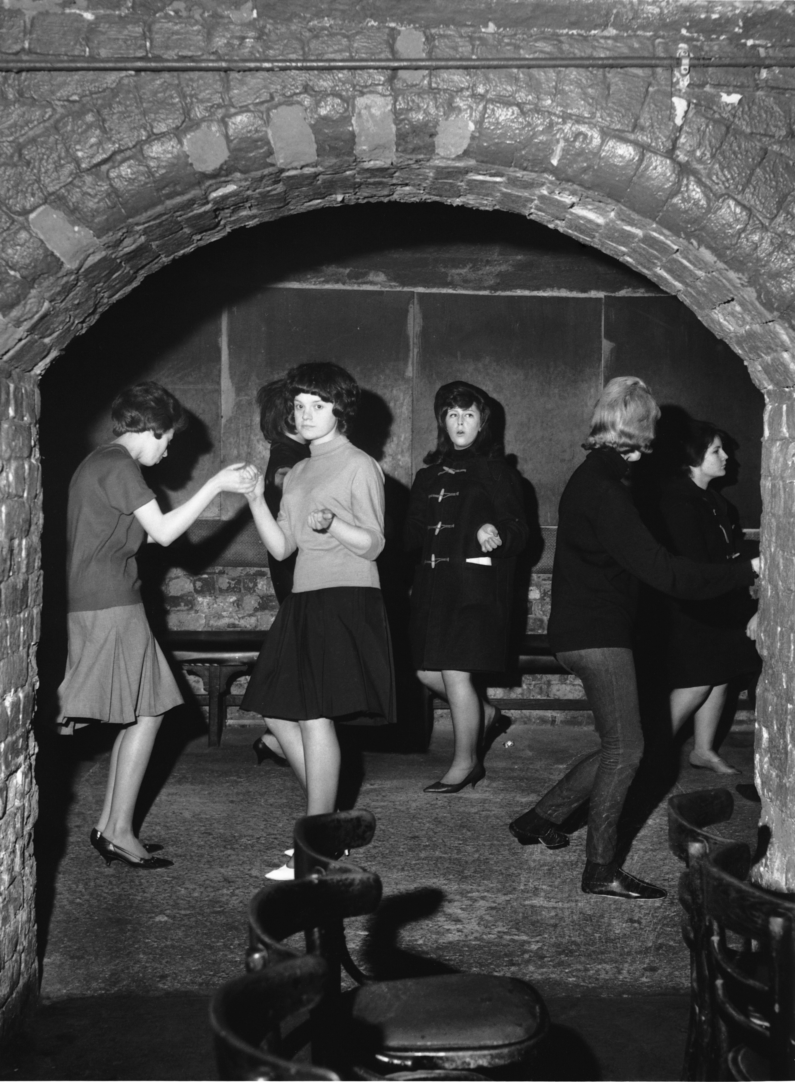 Adolescentes bailan en The Cavern en 1961, año del debut en el bar de los Beatles (Photo by © Hulton-Deutsch Collection/CORBIS/Corbis via Getty Images)
