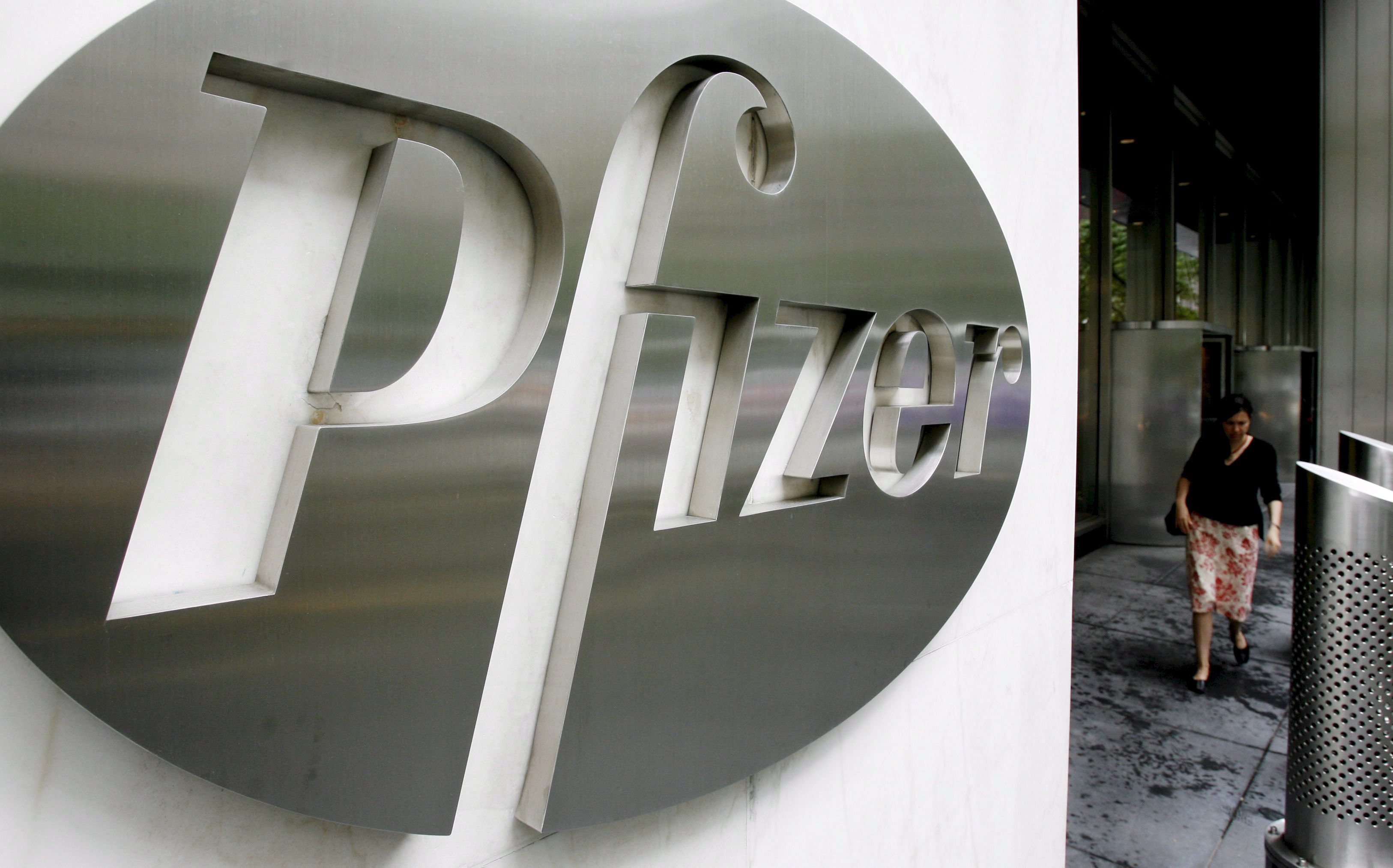 Foto del logo de la empresa estadounidense Pfizer en la sede mundial de la compañía en Nueva York. EFE/Justin Lane
