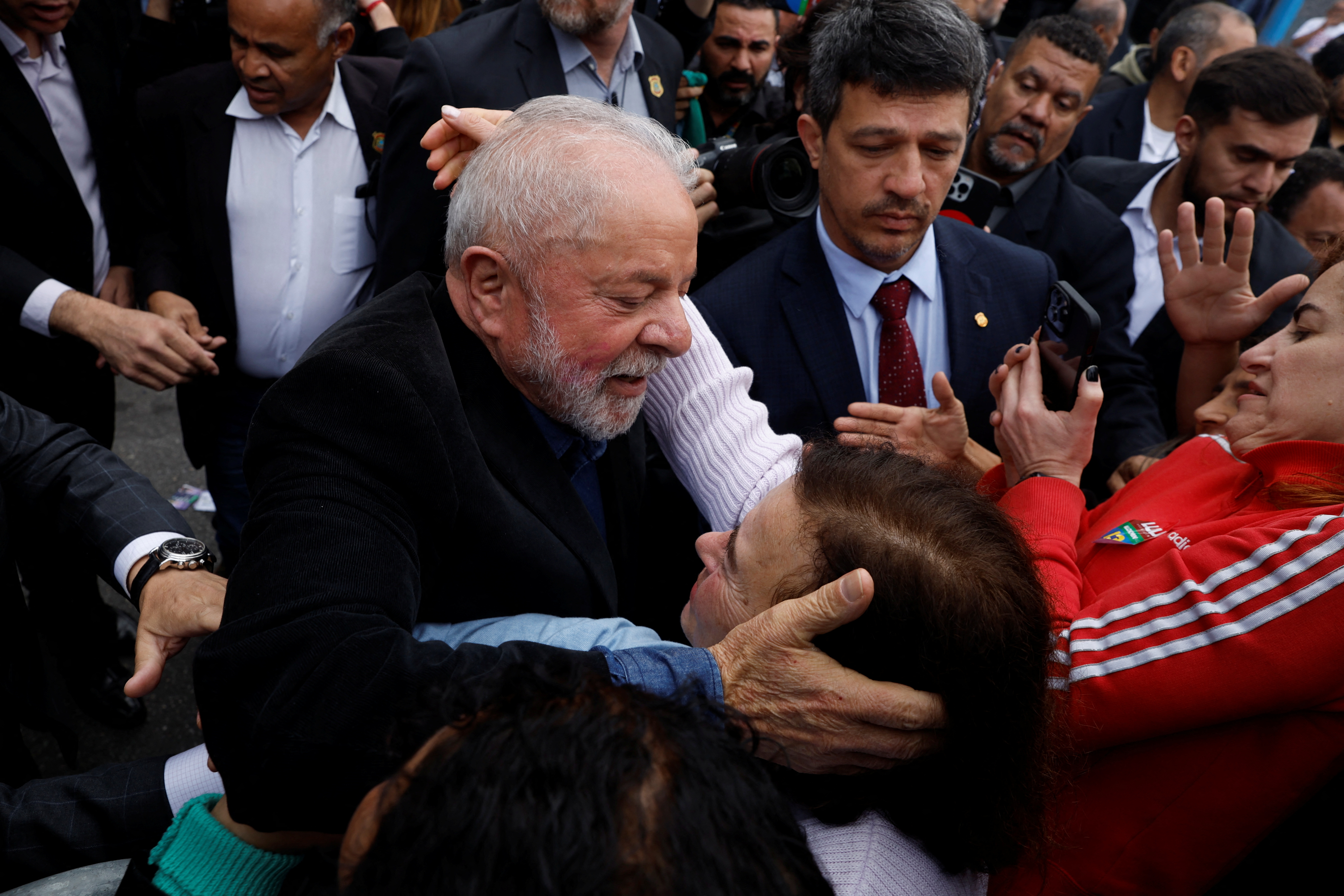 Lula saludó a seguidores que lo acompañaron a votar (REUTERS/Amanda Perobelli)