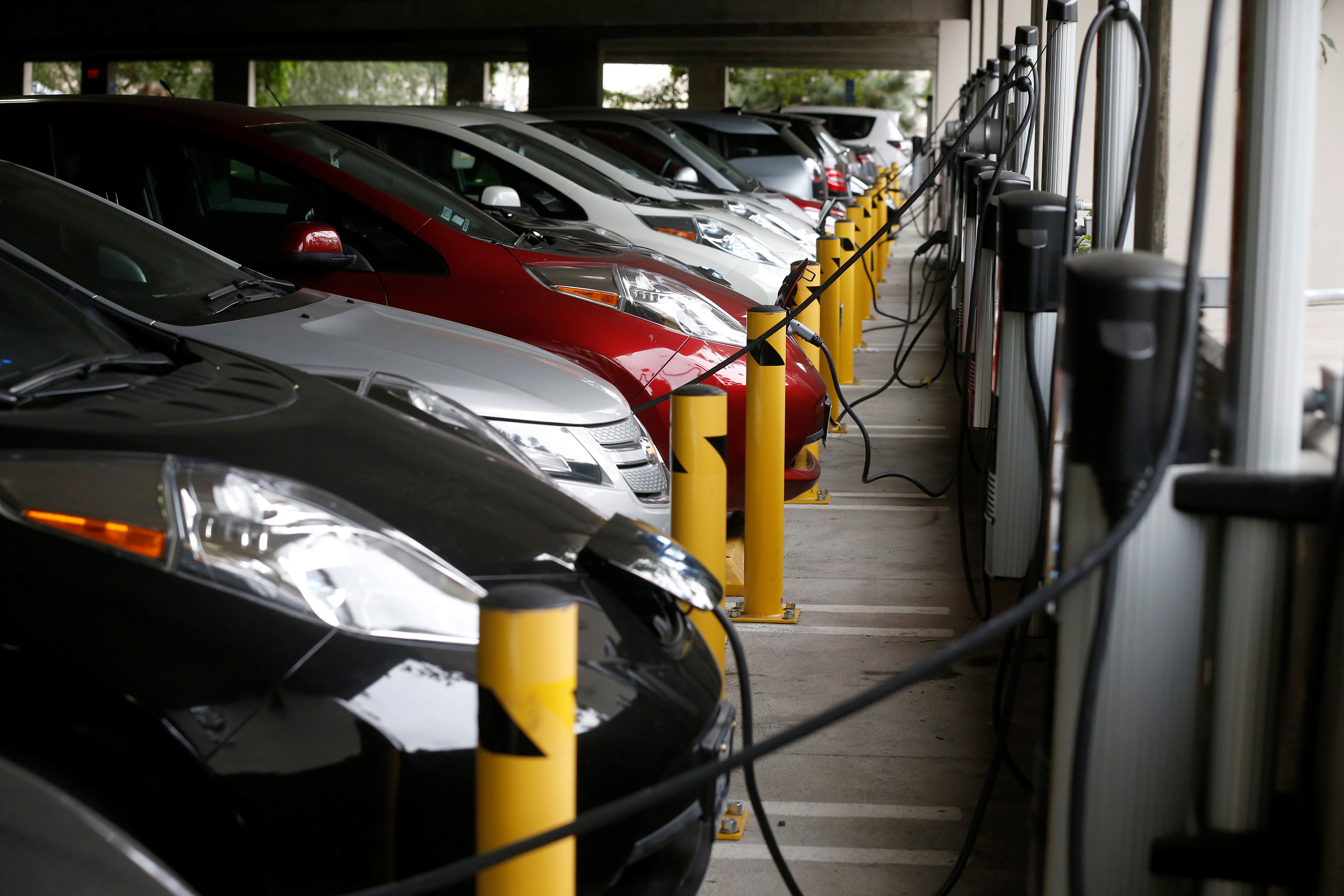 Autos eléctricos cargando baterías en Irvine, California (REUTERS/Lucy Nicholson/Archivo)