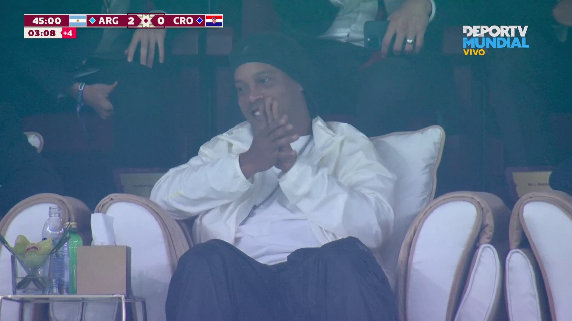 La reacción de Ronaldinho desde el palco ante el golazo de Julián Álvarez