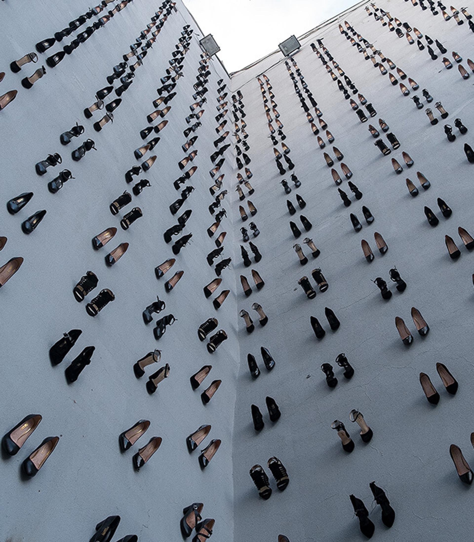 El artista Atún Vahit creó un memorial colgando 440 pares de zapatos en las paredes de un edificio en Estambul para denunciar el número de mujeres asesinadas por hombres en 2018 en Turquía. (Foto: Flufoto / Yanköşe)