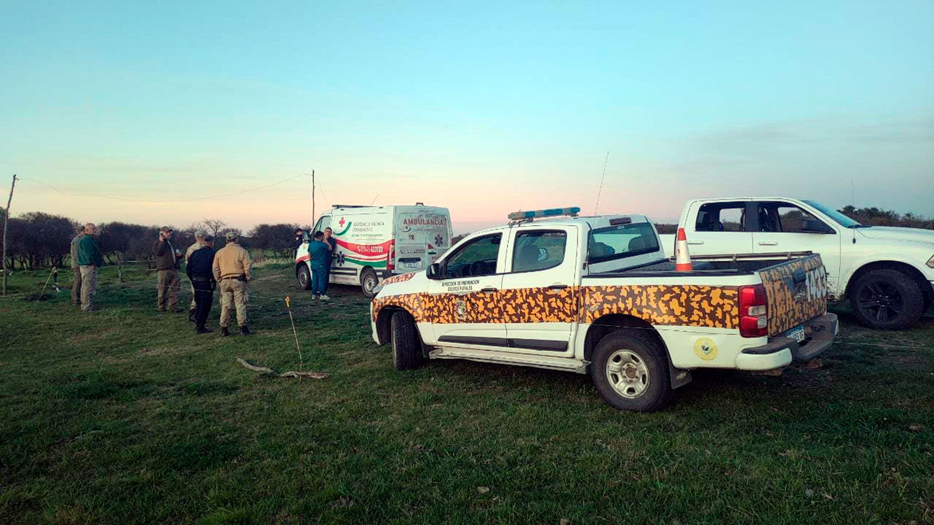 La ambulancia de un servicio privado y la camioneta de la Dirección de Prevención Rural de Gualeguaychú, en el lugar del incidente