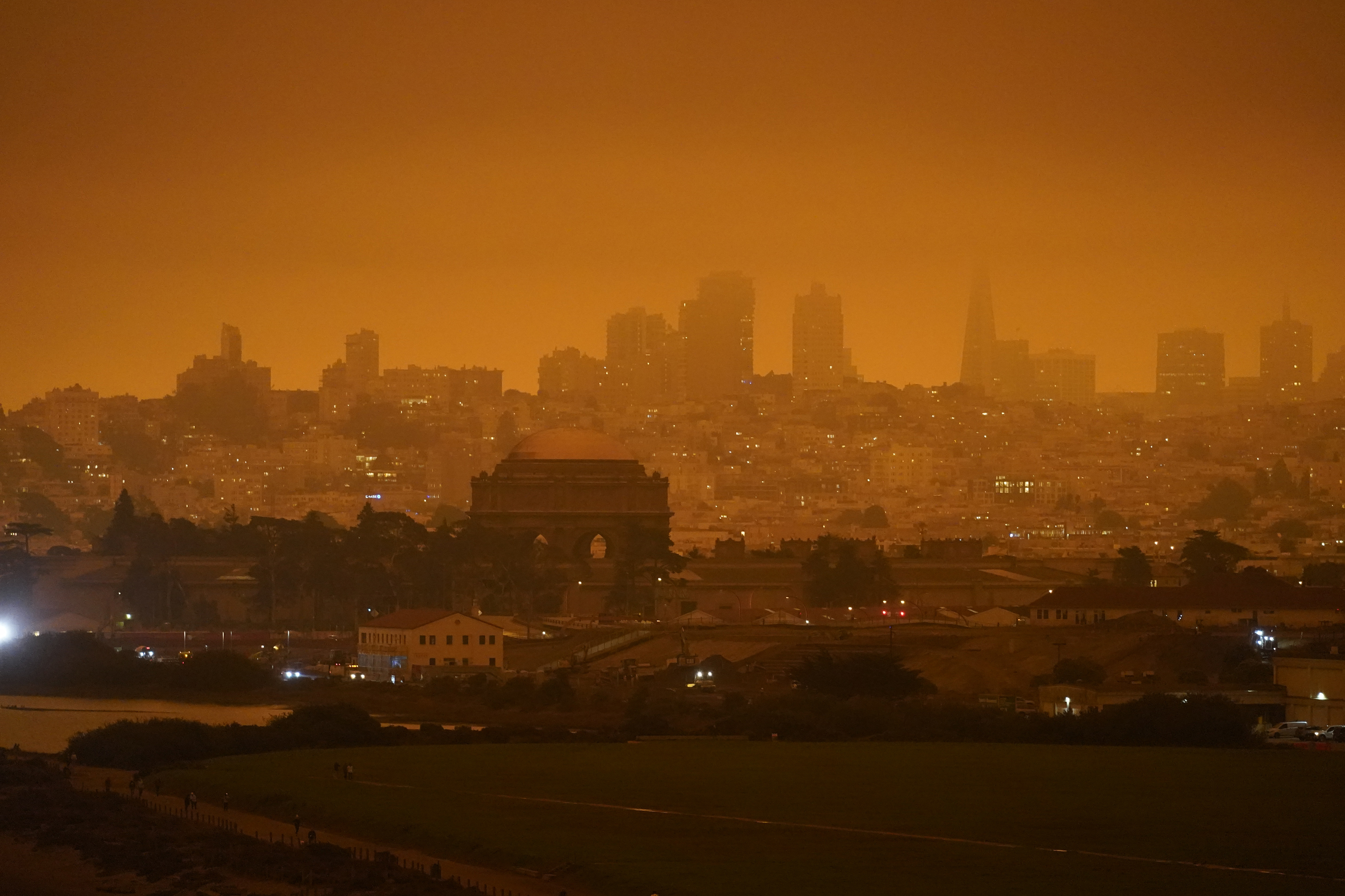 El horizonte en la distancia detrás de Crissy Field es apenas visible con el humo de los incendios forestales en la mañana del miércoles 9 de septiembre de 2020, en San Francisco. (Foto AP/Eric Risberg)
