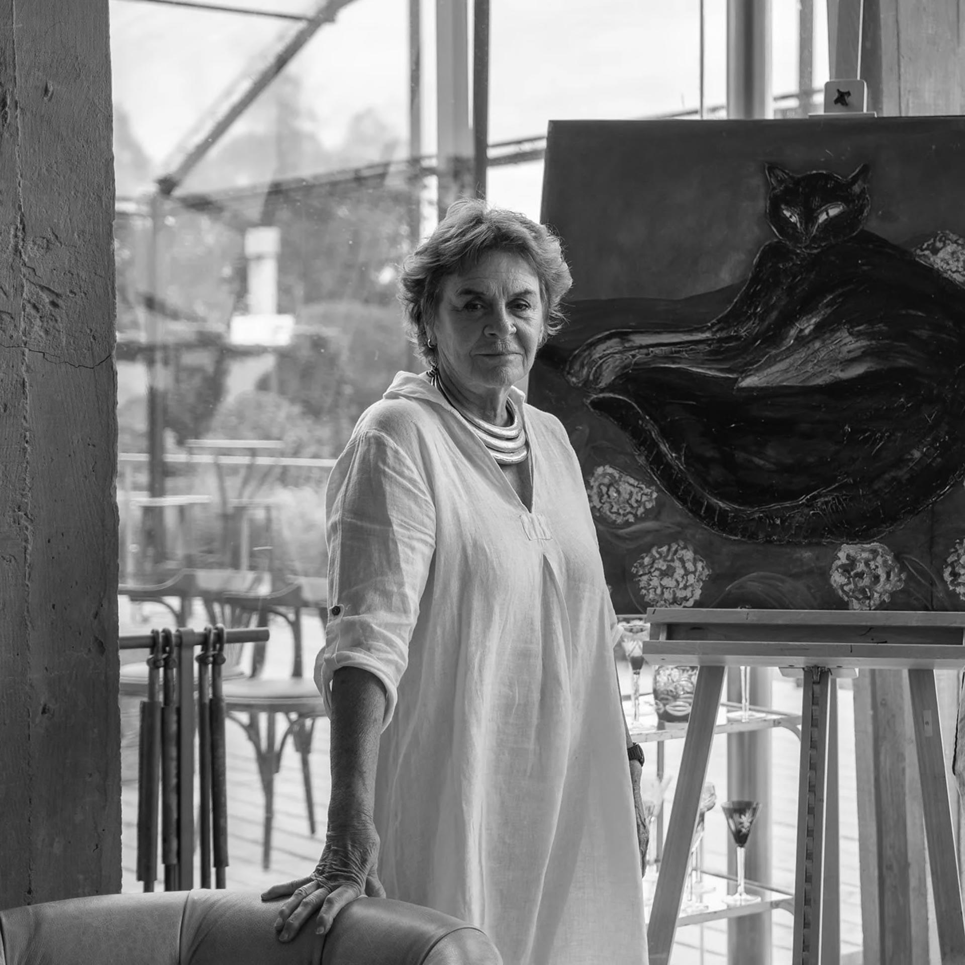 La artista plástica Blanca Isabel Álvarez de Toledo, madre de Esmeralda Mitre, junto a sus obras