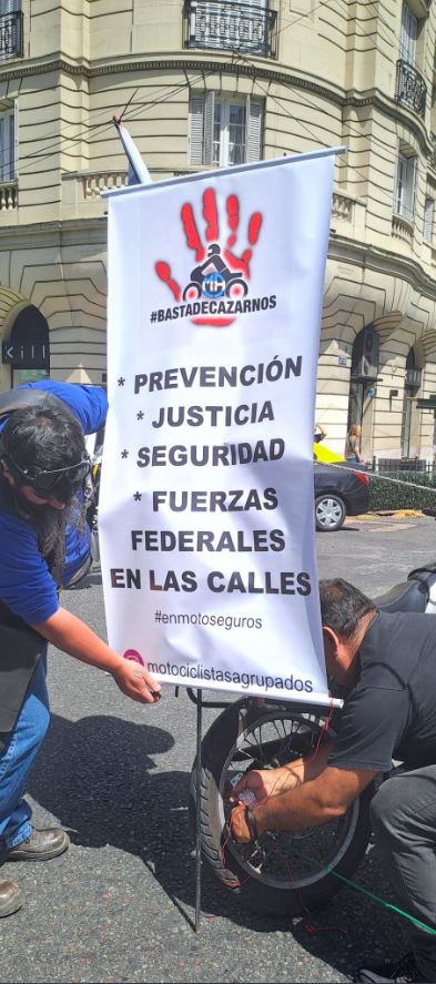 Nueva protesta de Motociclistas Agrupados contra la inseguridad, esta vez en el barrio porteño de Recoleta. (Twitter/@LaBluevinos)