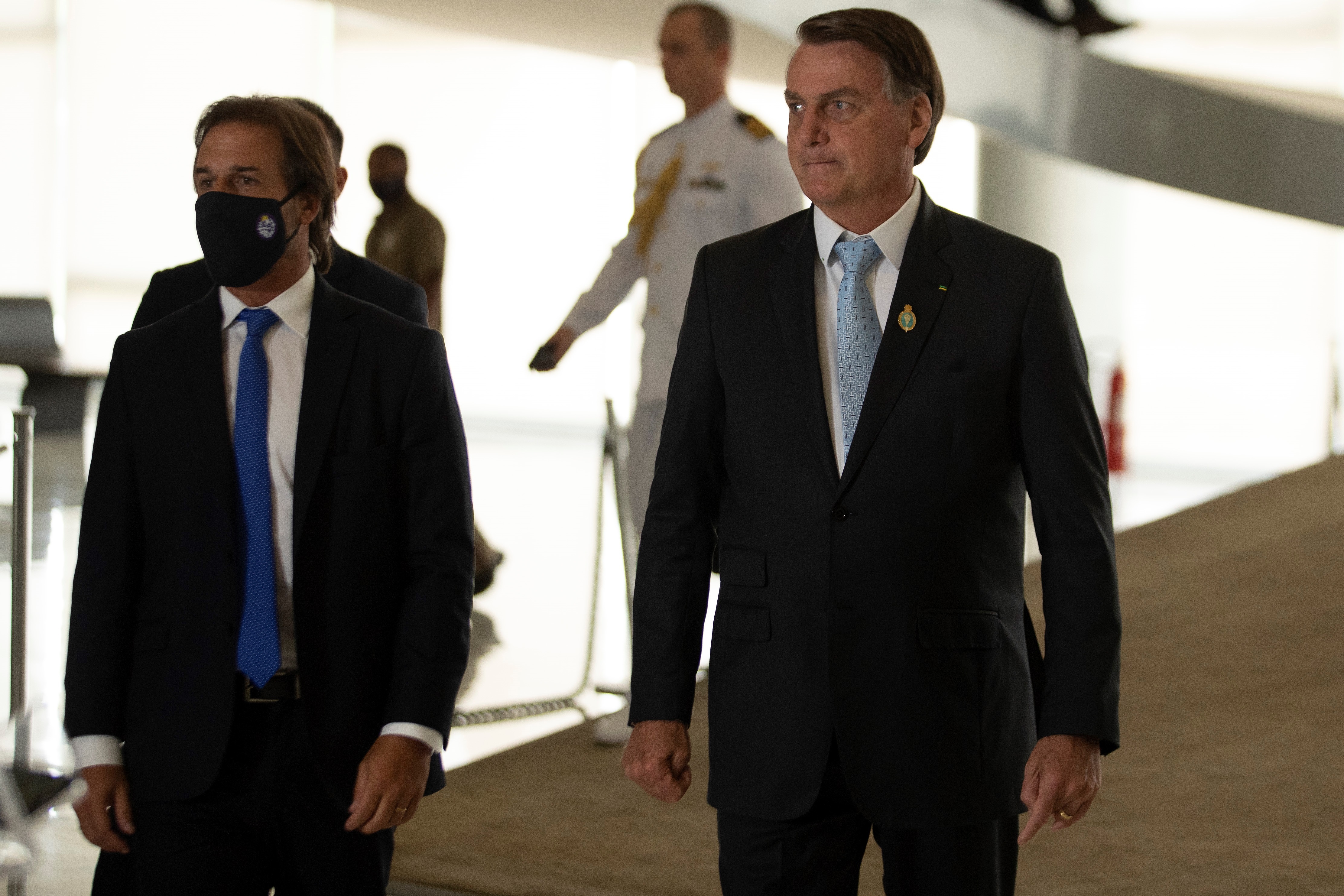 El presidente de Brasil, Jair Bolsonaro, y el presidente de Uruguay, Luis Lacalle Pou, se diferenciaron del gobierno argentino respeto a la postura internacional por los hechos violentos ocurridos en Cuba (EFE/ Joedson Alves)
